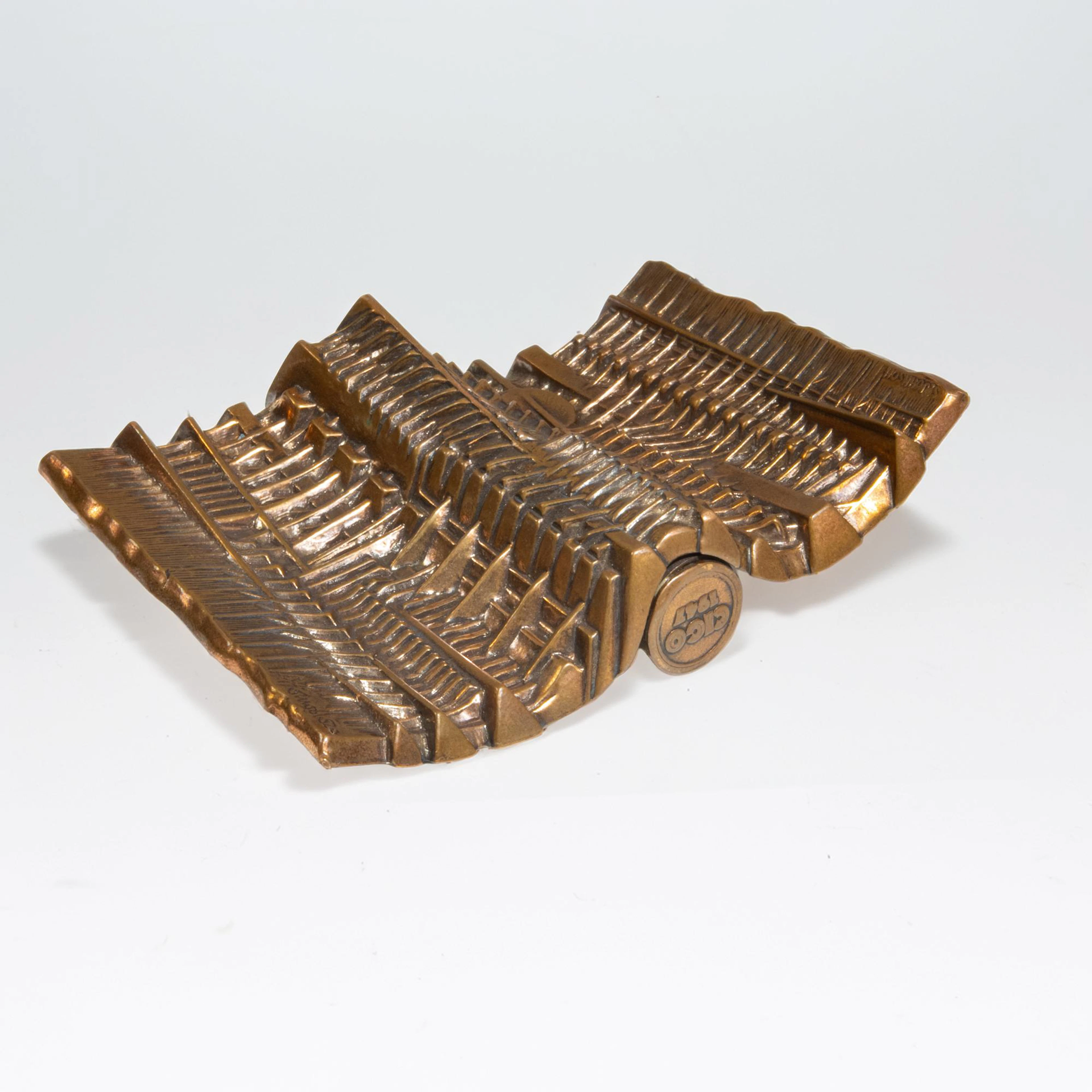 Arnaldo Pomodoro Anhänger 'Rilievo ondulato per CIGO', 1986