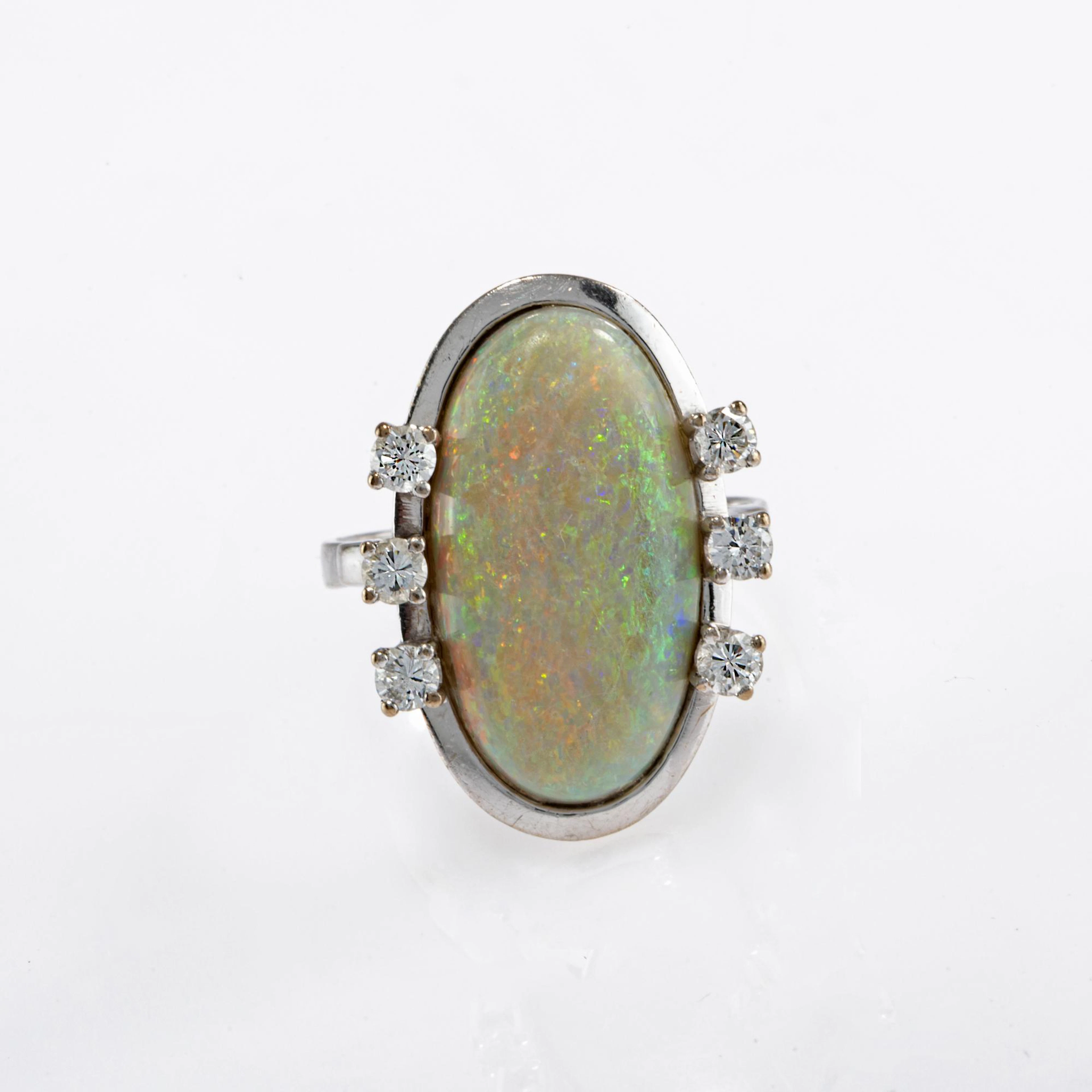 Opalring mit Diamanten