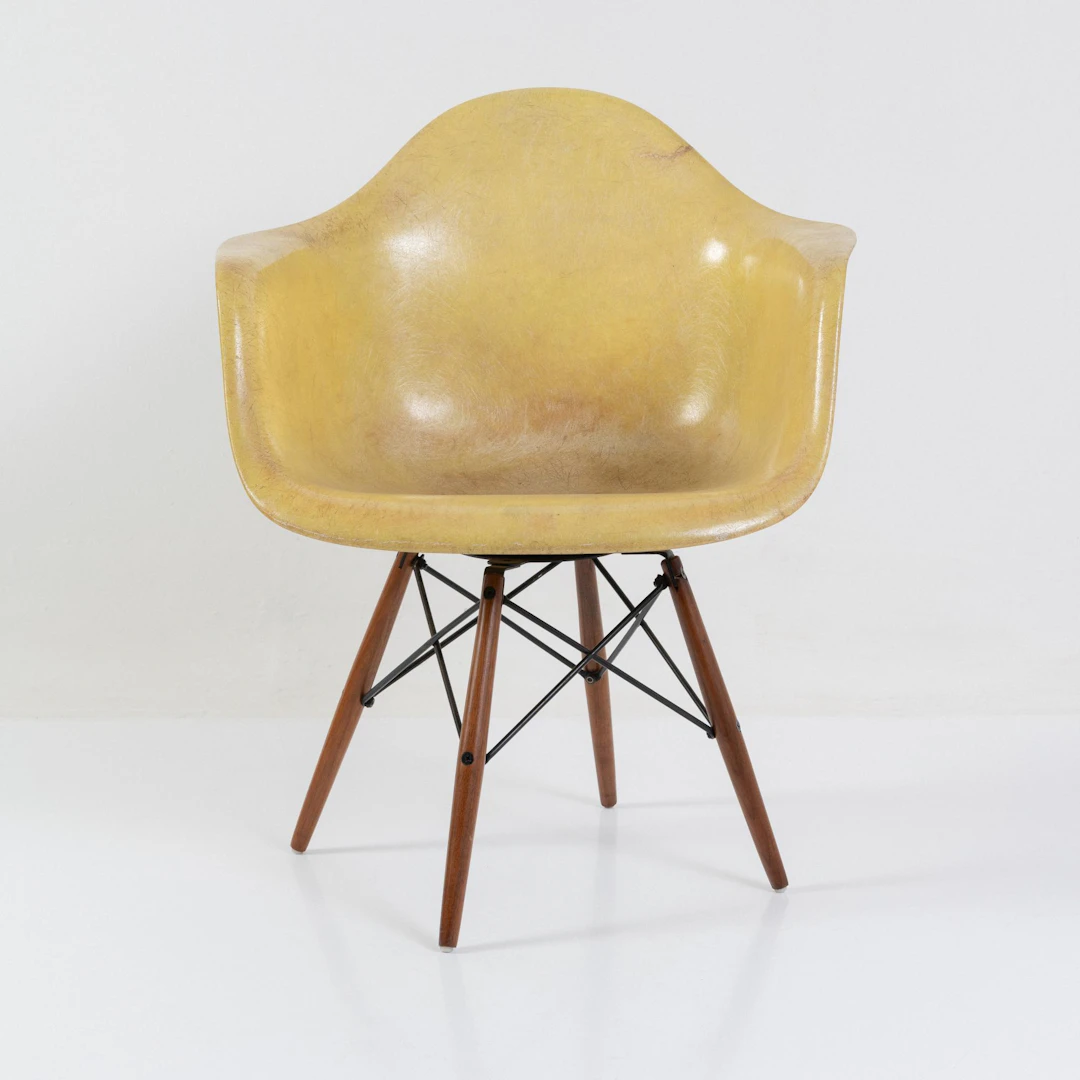 Charles Eames; Ray Eames Armlehnstuhl 'PAW' auf 'dowel-legged wood