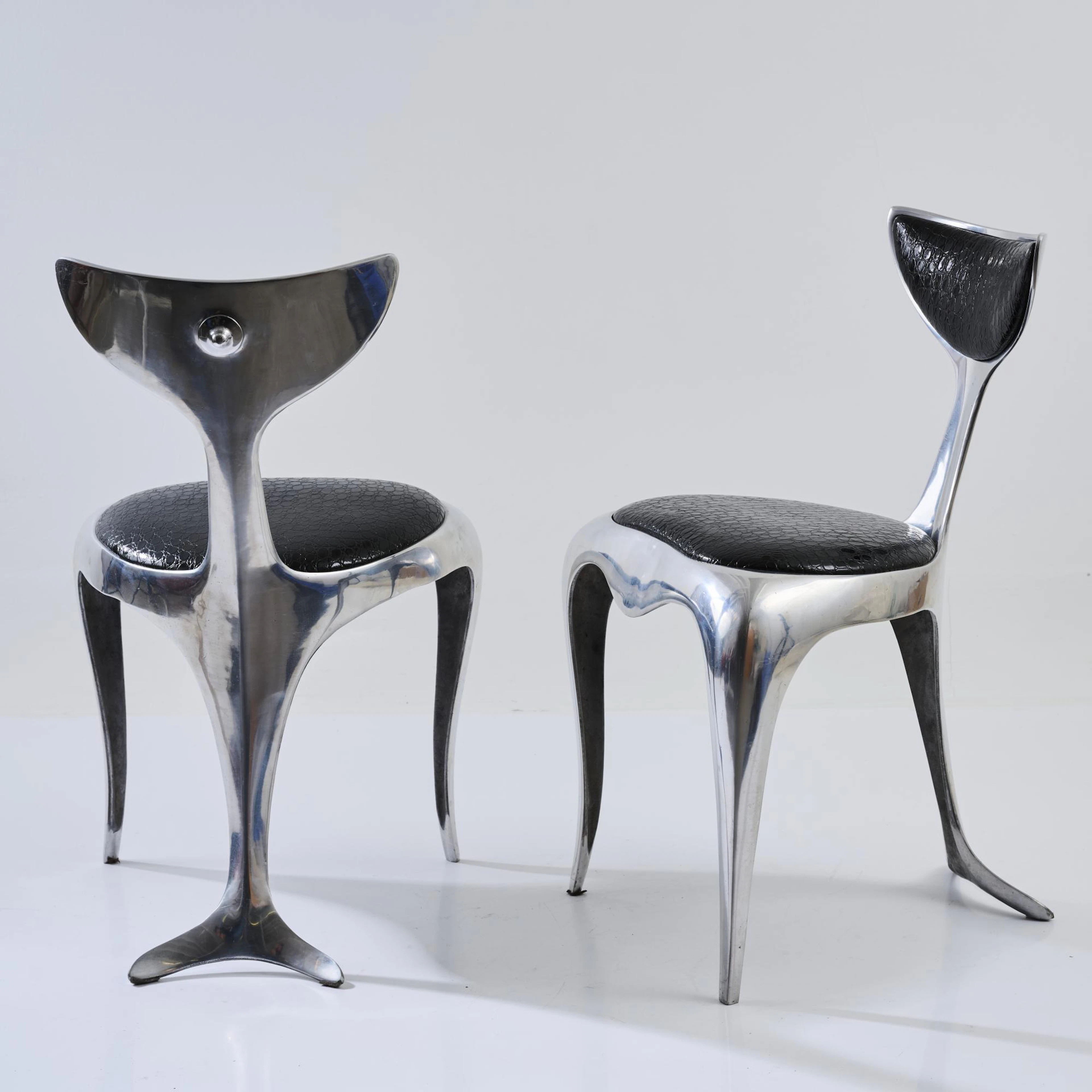 Mark Brazier-Jones Zwei Stühle 'Dolphin tail', 1990