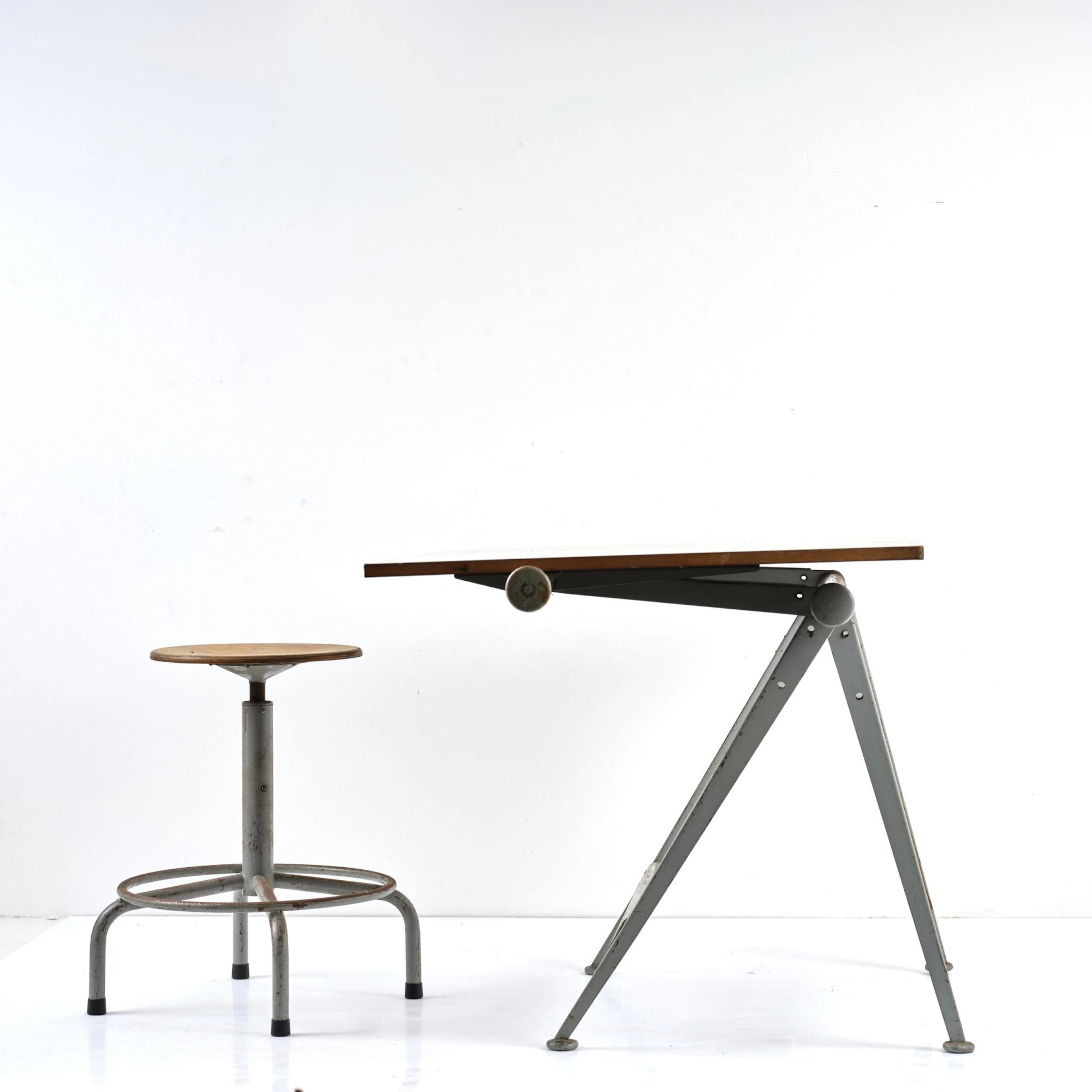 Friso Kramer; Wim Rietveld Zeichenpult / Arbeitstisch 'Reply' mit Hocker, 1954