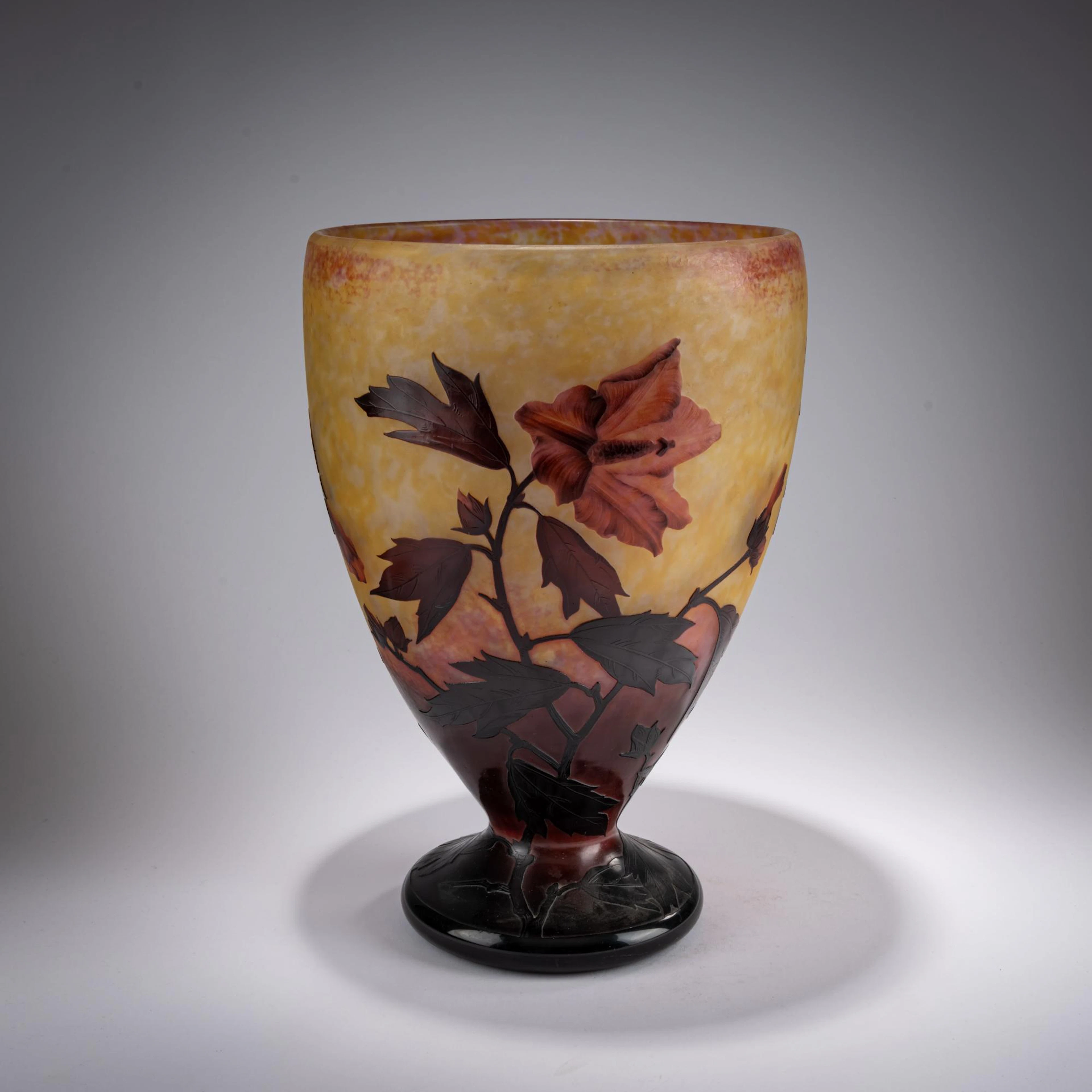 Daum Frères, Nancy Pokalvase 'Hibiscus', um 1919