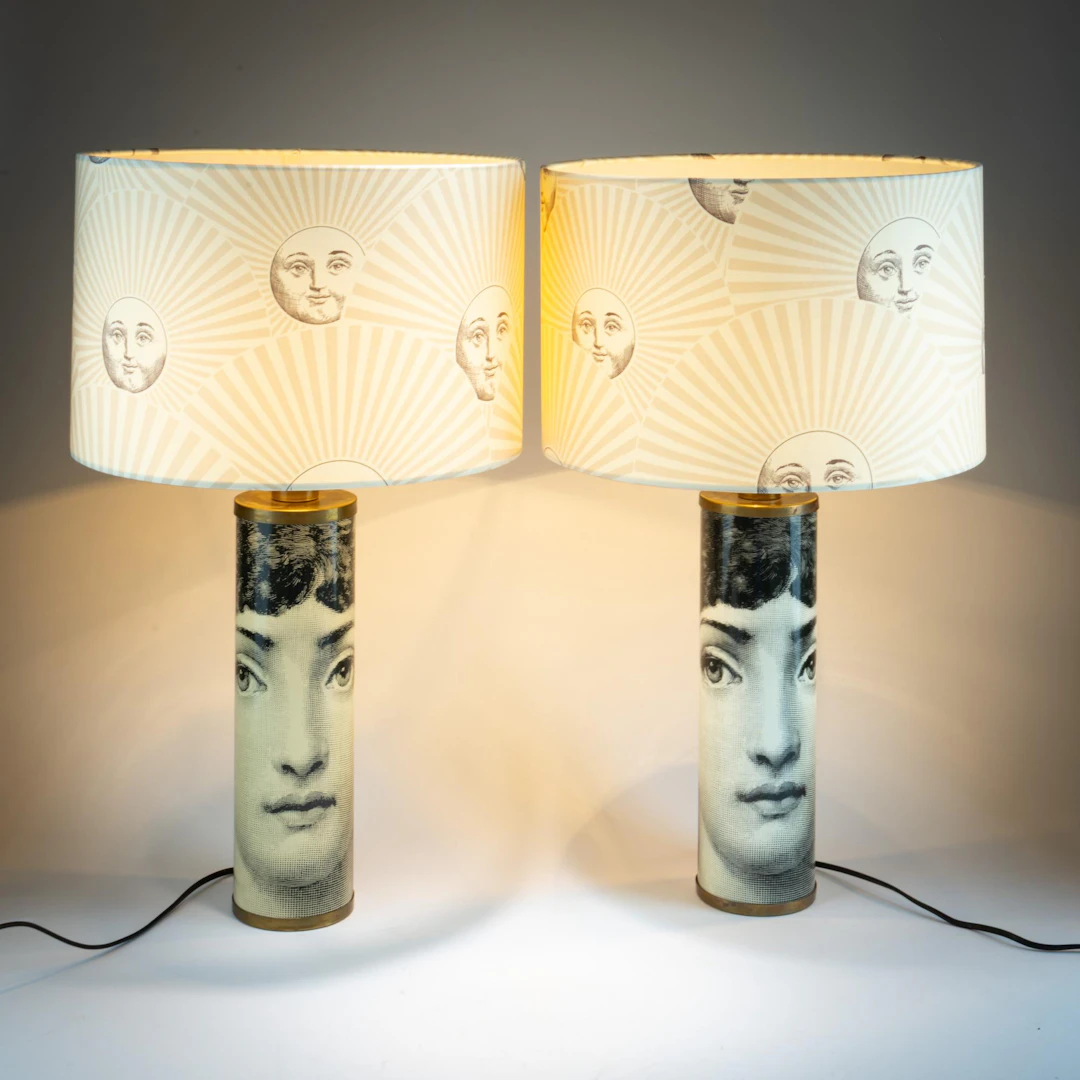 Piero Fornasetti Zwei Tischleuchten 'Viso di Donna' mit Schirm 'Sole'