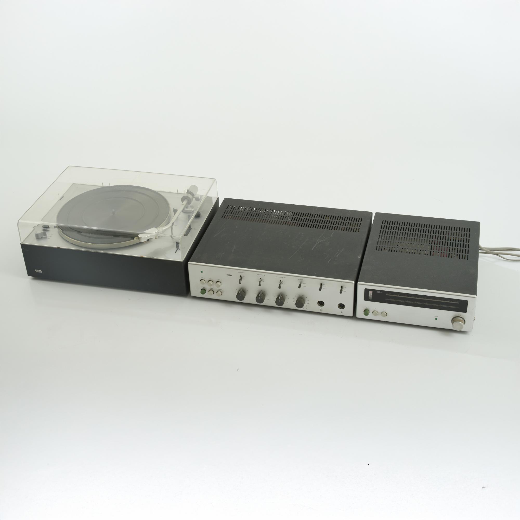 Dieter Rams Plattenspieler 'PS 1000', Radio 'CE 500' und Verstärker