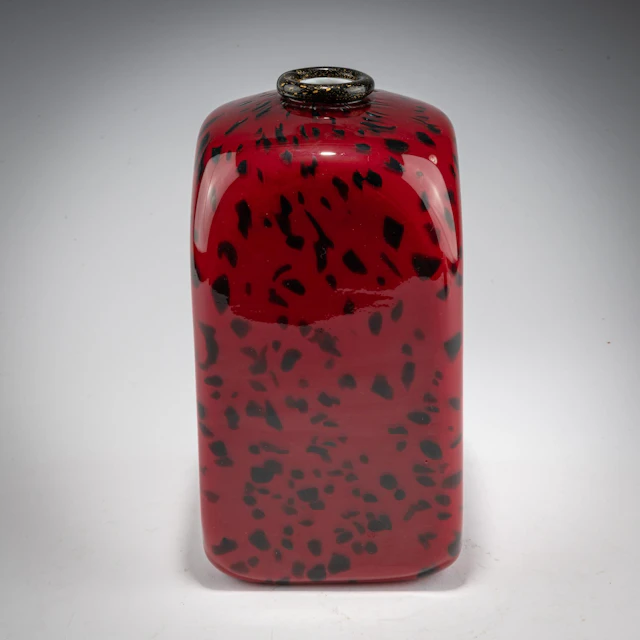 Fratelli Toso Vase 'Incamiciato rosso, granzioli e bordo nero', um 1932