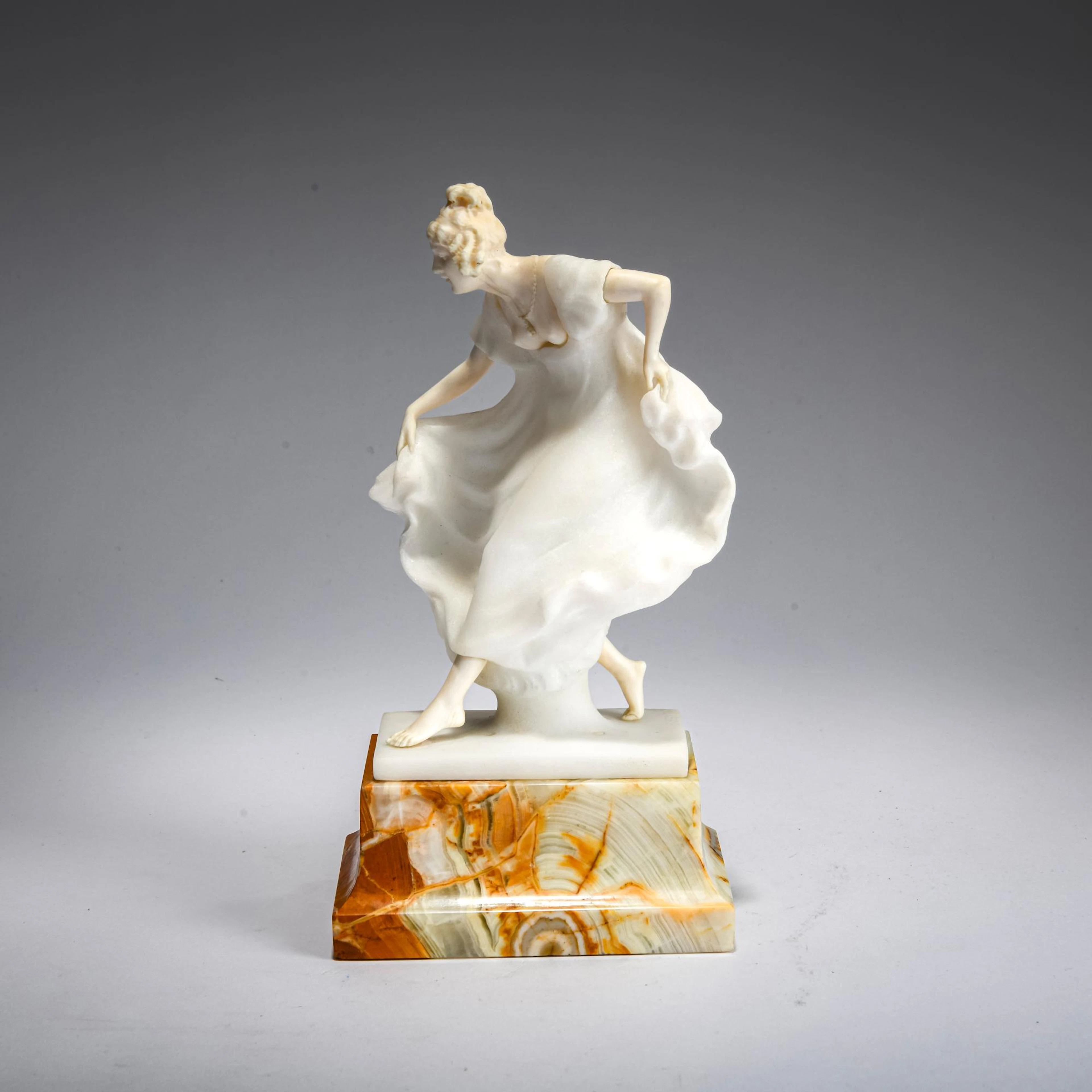 Ernst Seger Marmor- und Elfenbeinfigur 'Knicksend', 1900-15