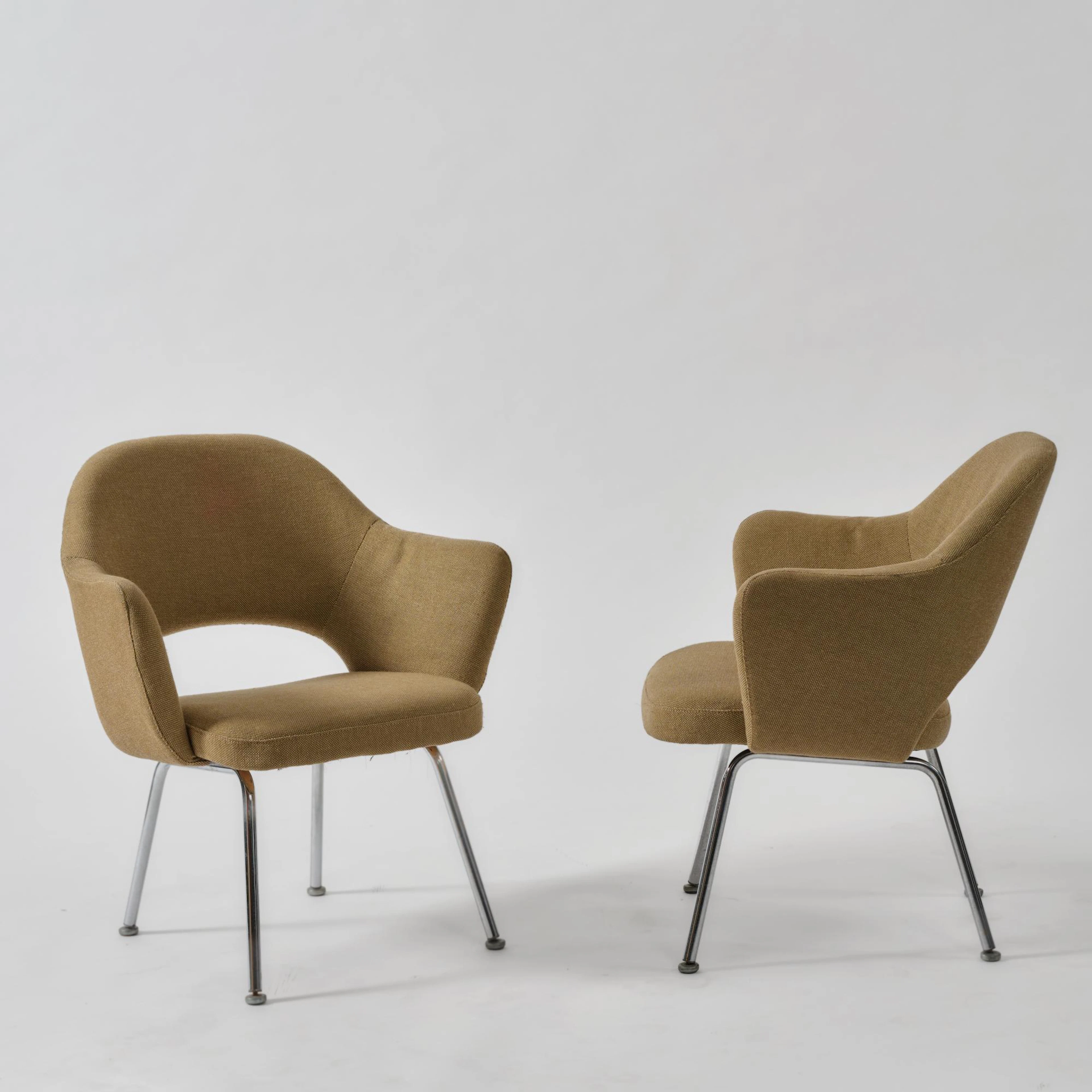 Eero Saarinen Zwei Armlehnstühle 'Executive Chair', 1950 (Entwurf)