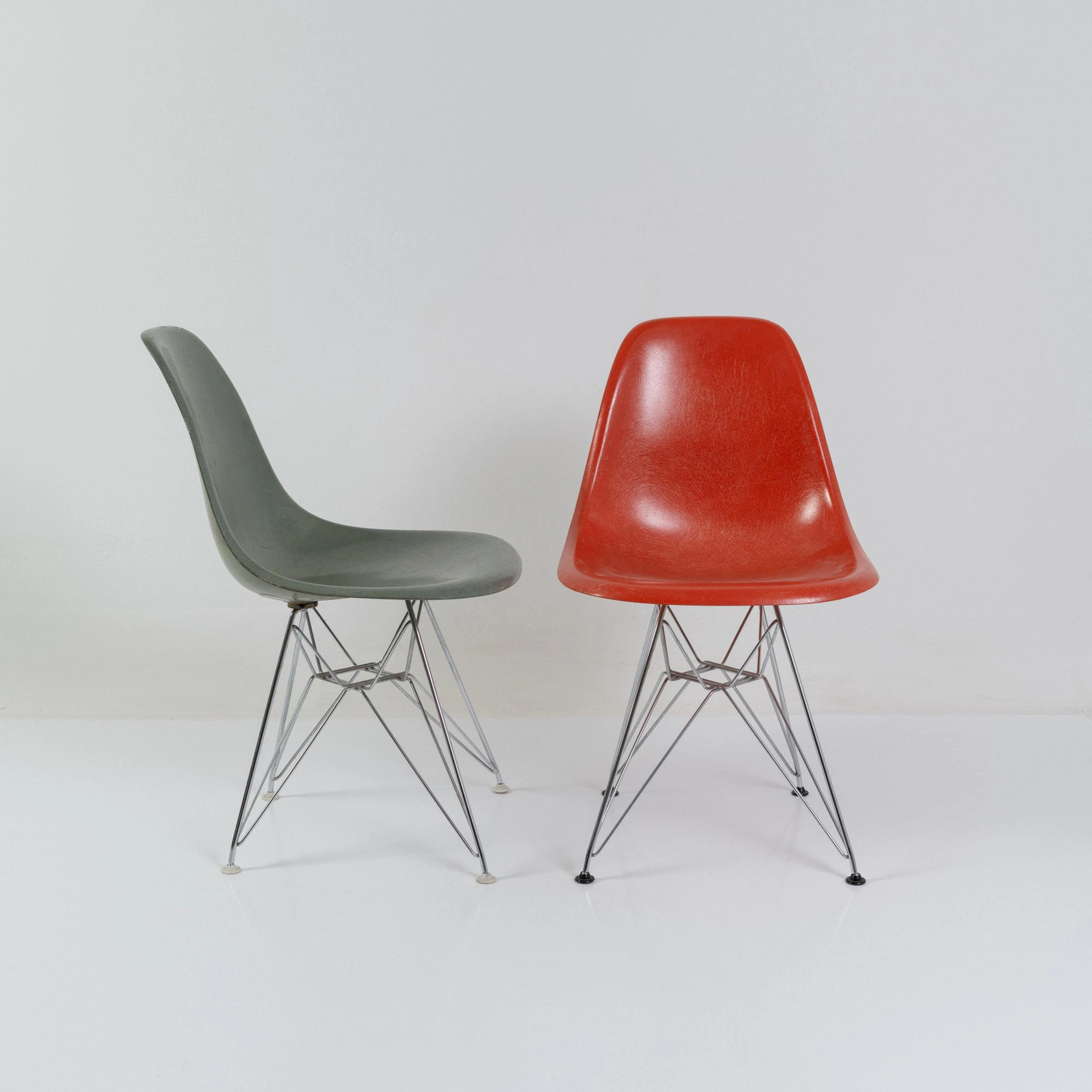 Charles Eames; Ray Eames Zwei Stühe 'DSR' auf 'Eiffel Tower base'