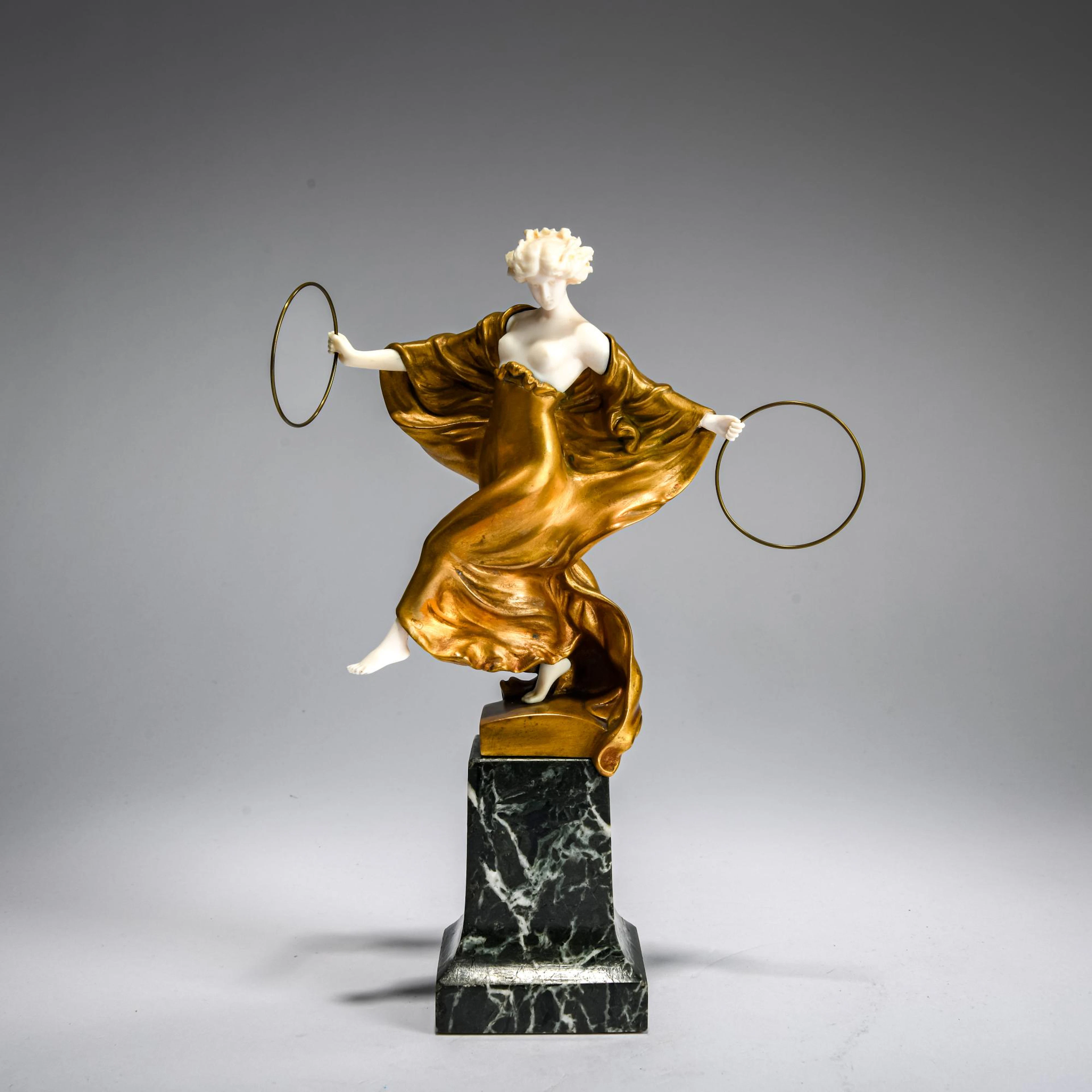 Ernst Seger Chryselephantinfigur 'Reifentänzerin', 1900-15