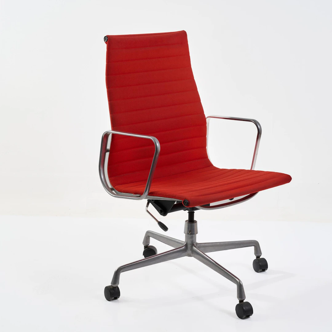 Charles Eames; Ray Eames Armlehnstuhl 'EA 119' aus der 'Aluminum Group'