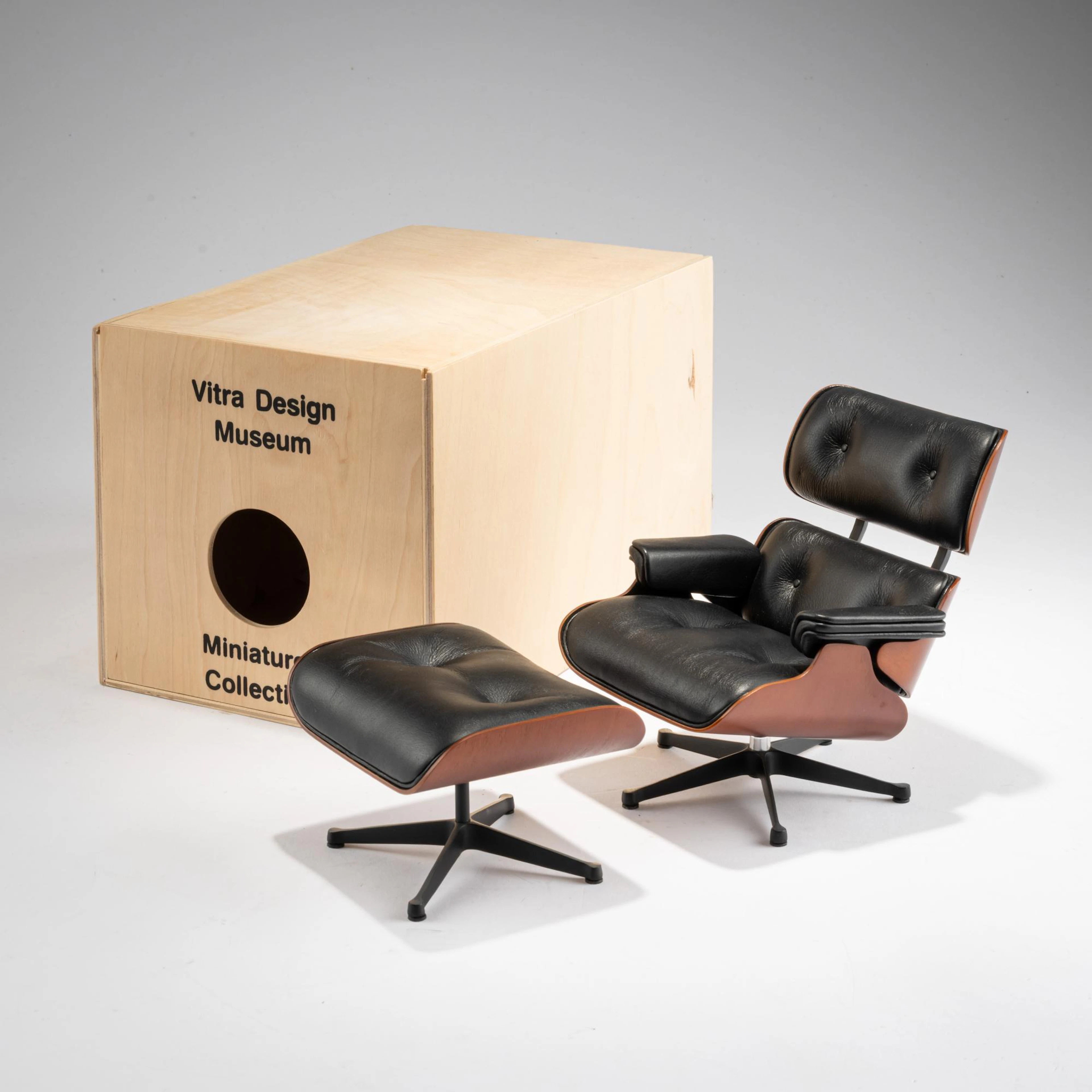 Charles Eames; Ray Eames Miniatur Armlehnsessel 'Lounge Chair' mit