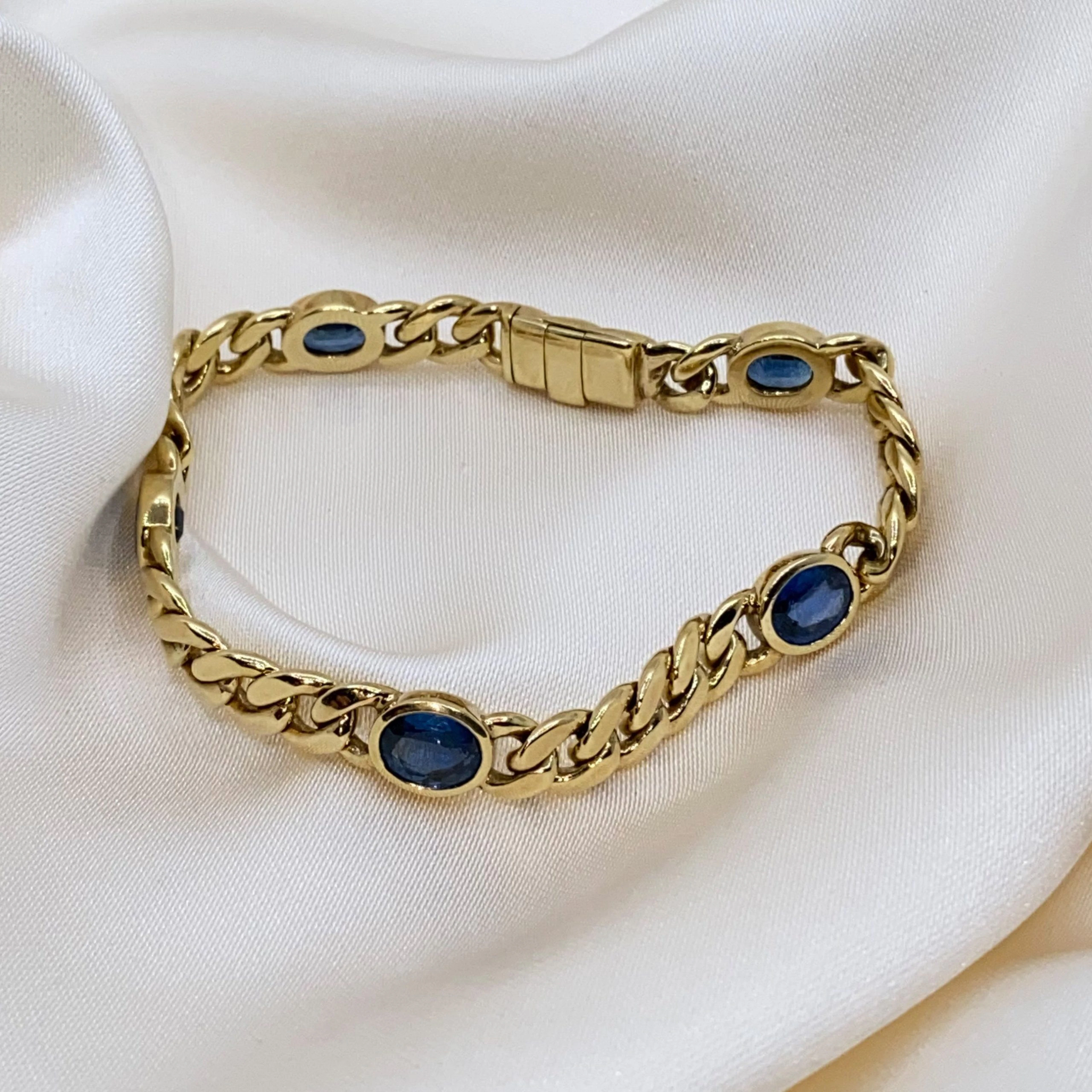 Bracelet 18ct gold (35g) set with 5 blue sapphires each 1.6 ct (13k