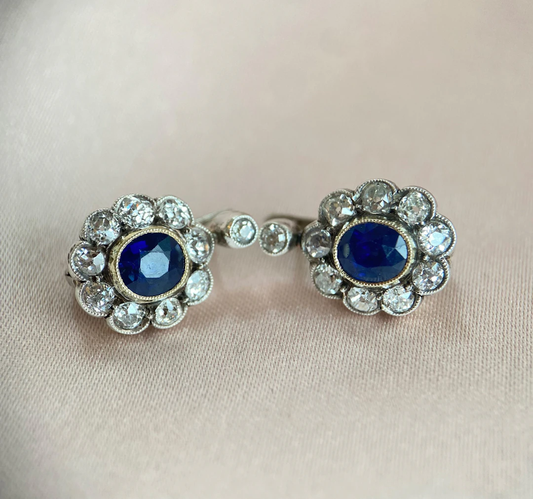 Earrings with sapphires (total 2.1 ct) and diamonds (total approx.