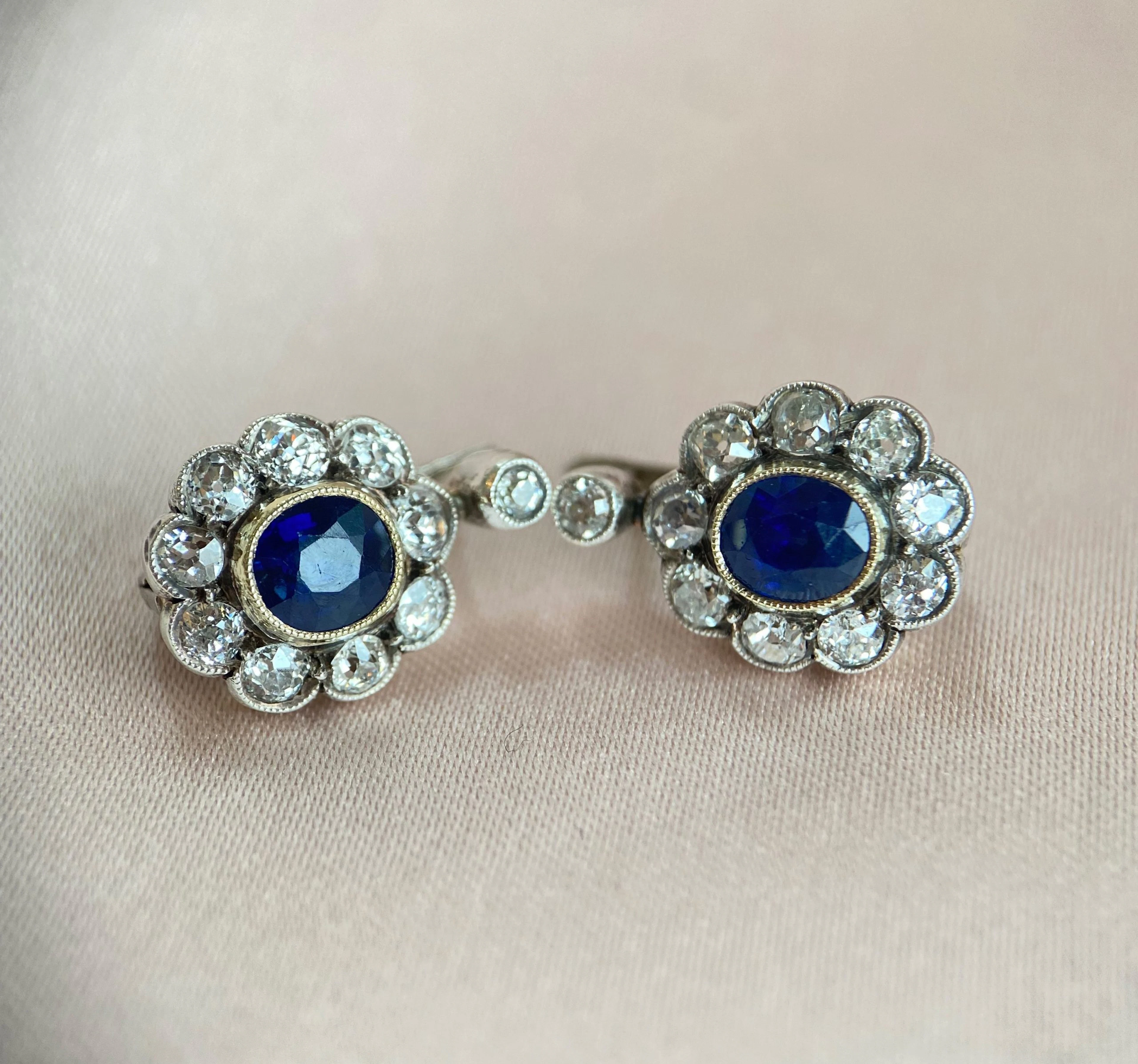 Earrings with sapphires (total 2.1 ct) and diamonds (total approx.