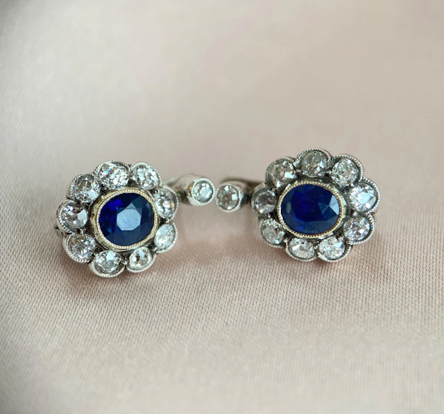 Earrings with sapphires (total 2.1 ct) and diamonds (total approx.