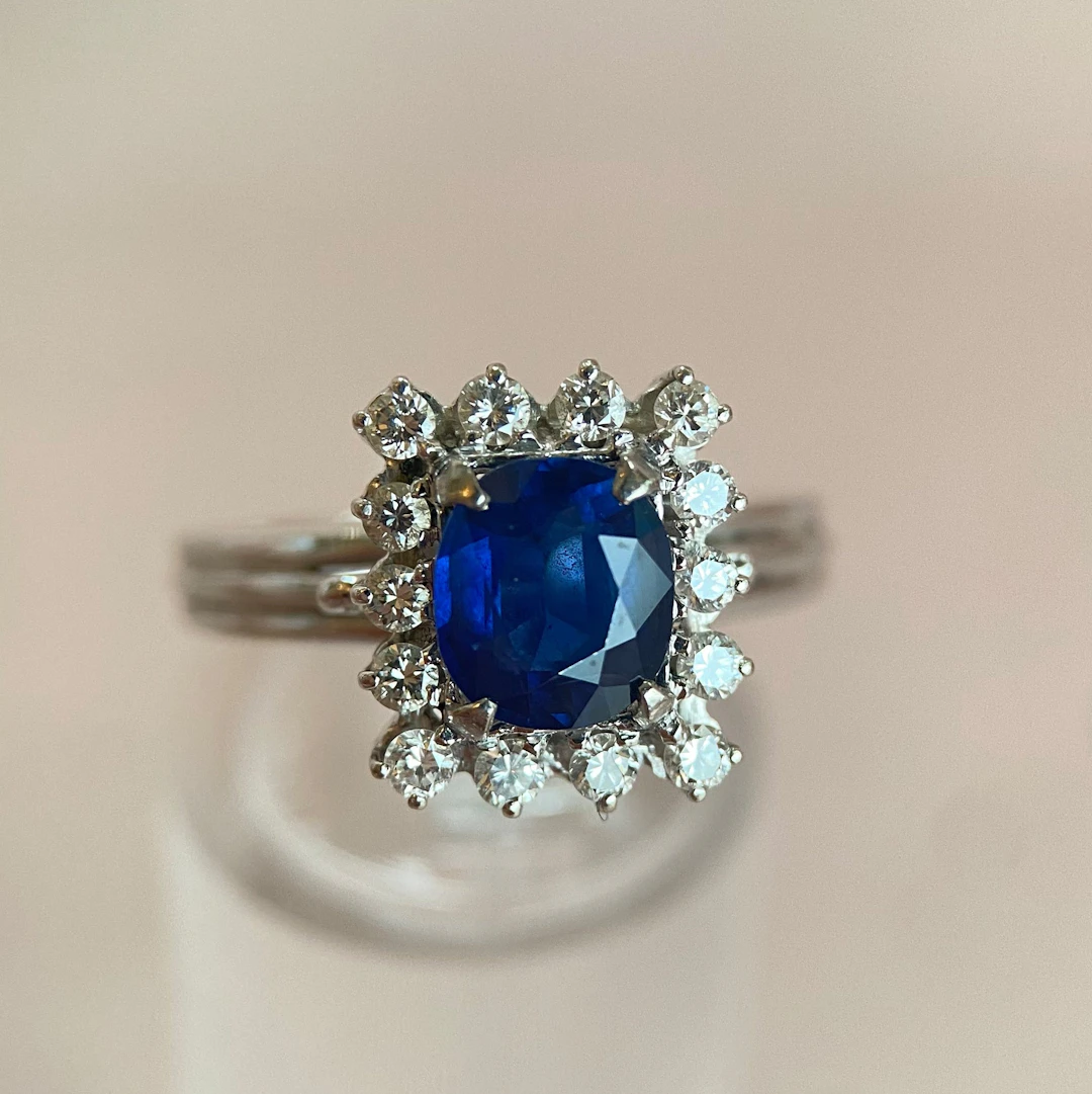 Timeless ring with 1.2 ct sapphire & diamond shine: “Cubic Cosmos”
