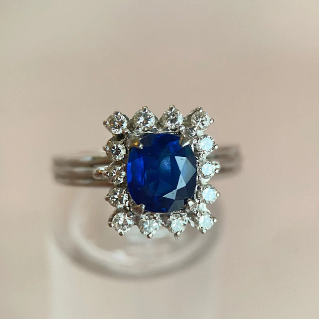 Timeless ring with 1.2 ct sapphire & diamond shine: “Cubic Cosmos”