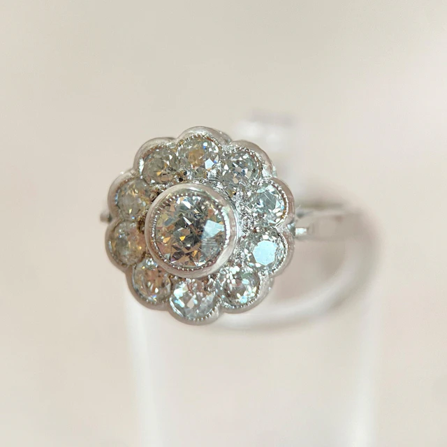 Diamond ring totaling 1.1 ct white gold: “Historic cuts”