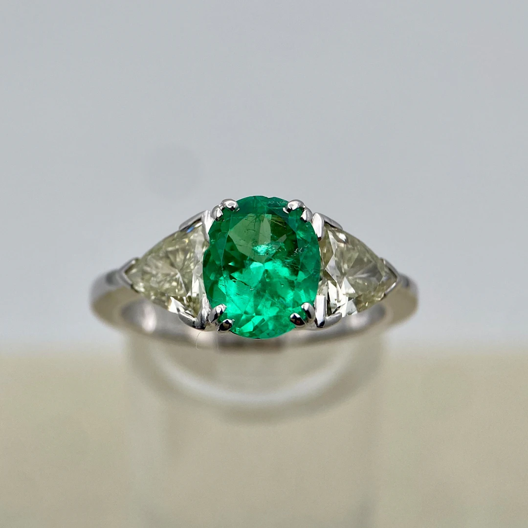 Big 1,5ct Colombian Emerald with 1ct Diamonds – White Gold Ring
