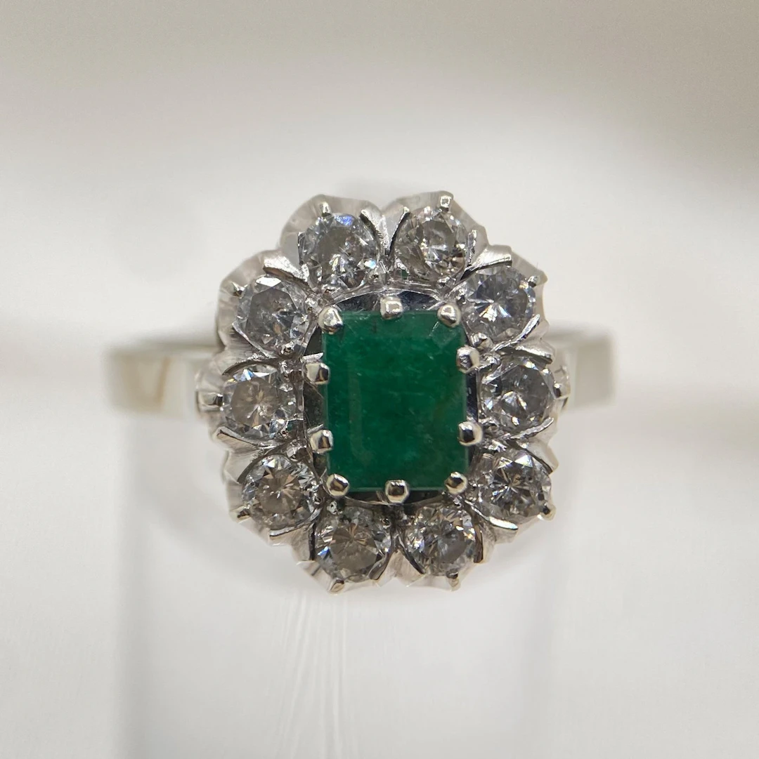 White gold ring with emerald & diamonds (together approx. 0.9 ct):