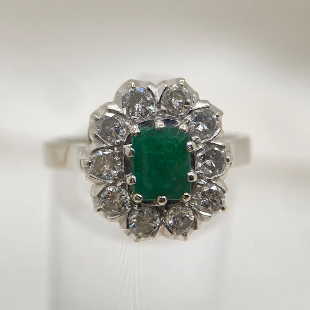 White gold ring with emerald & diamonds (together approx. 0.9 ct):