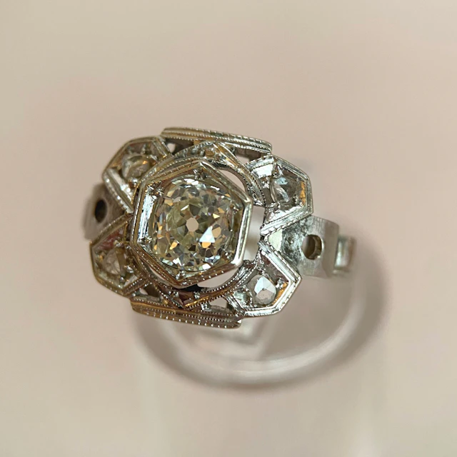 White gold ring with 0.65 ct diamonds in a grain setting: “In the
