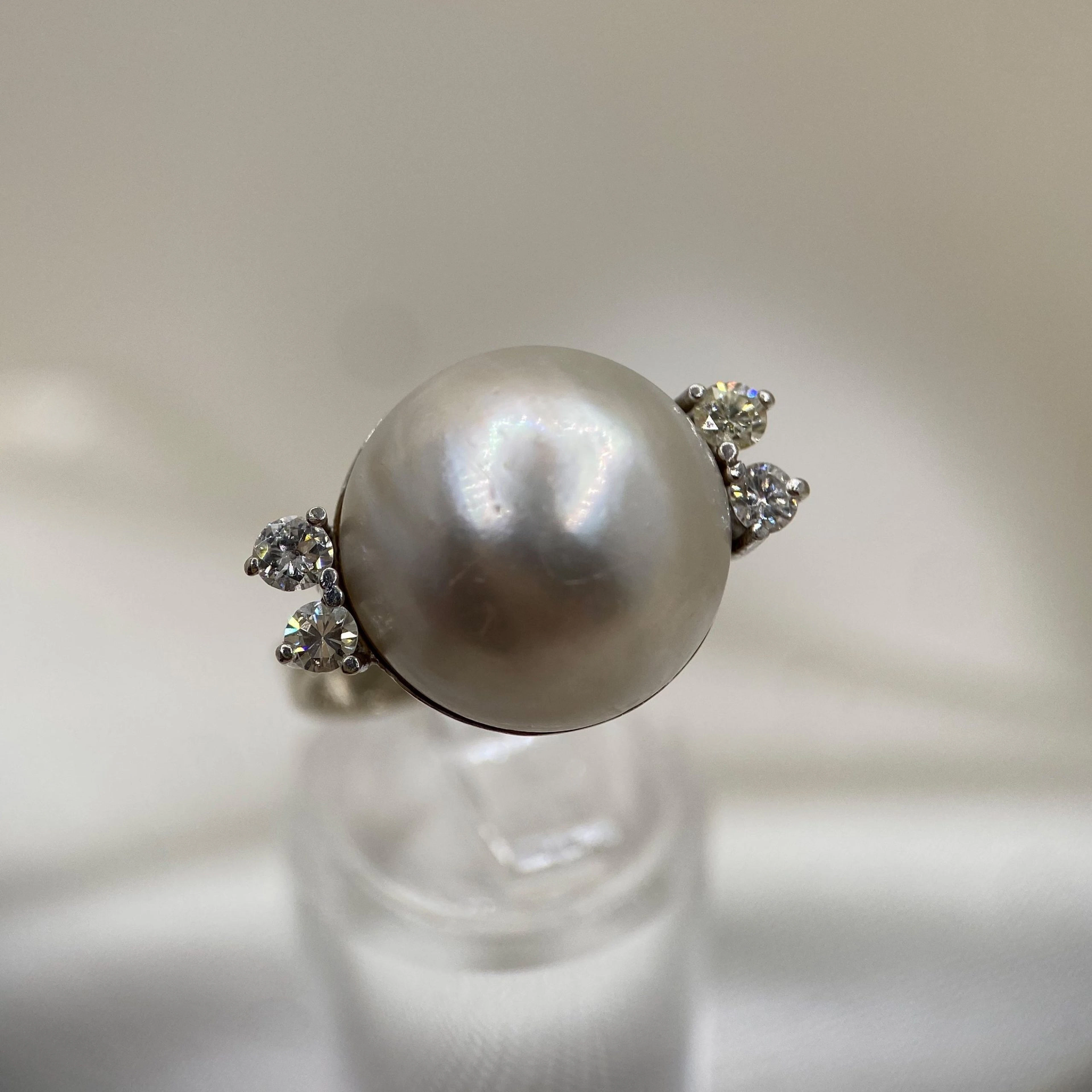 White gold ring with Mabe pearl and diamonds (1975–1995)