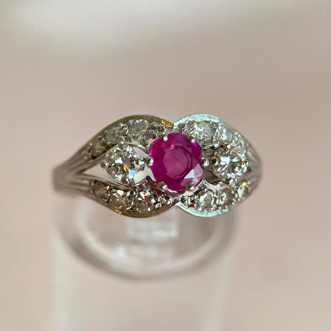 White gold ring with ruby and diamonds – Dorotheum, Austria (1980–2000)