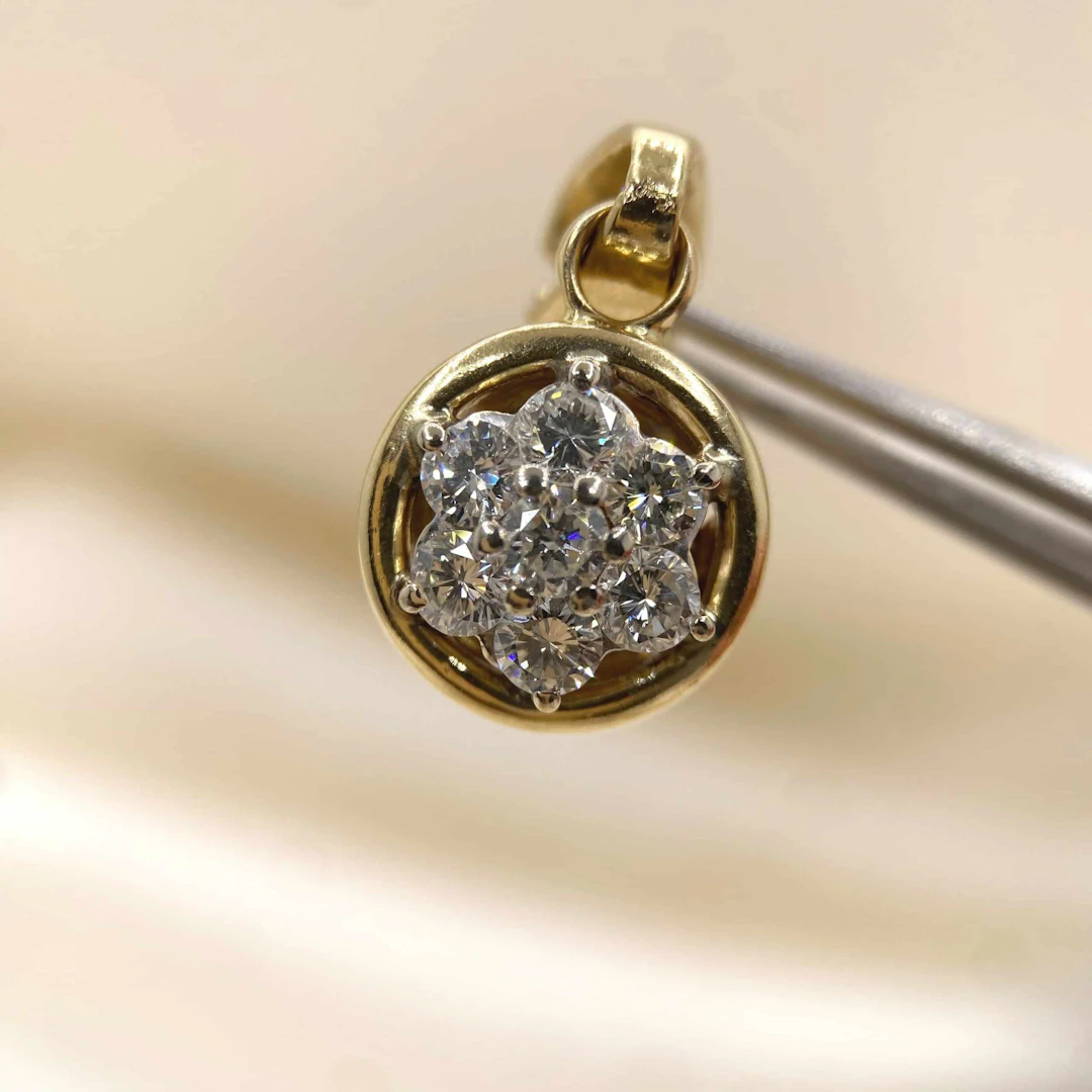 Elegant diamond pendant in 18k yellow and white gold (21st century)