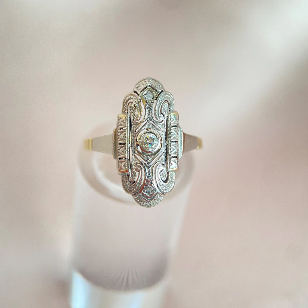 Yellow gold ring with diamonds in a vintage look: “Shining covers”