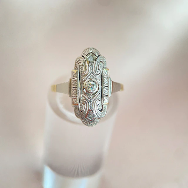 Yellow gold ring with diamonds in a vintage look: “Shining covers”