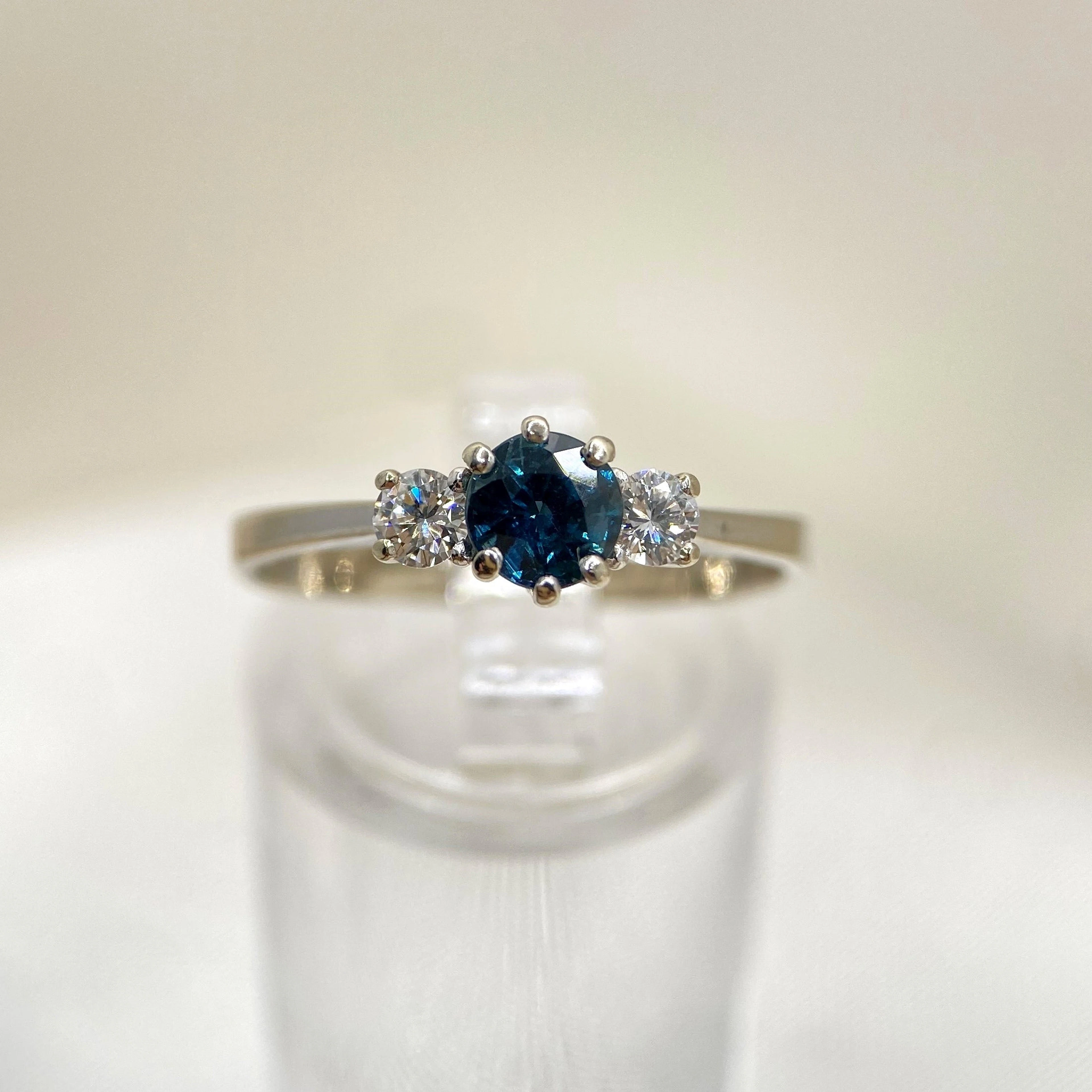 White gold ring with greenish-blue sapphire and diamonds (2000–2020)