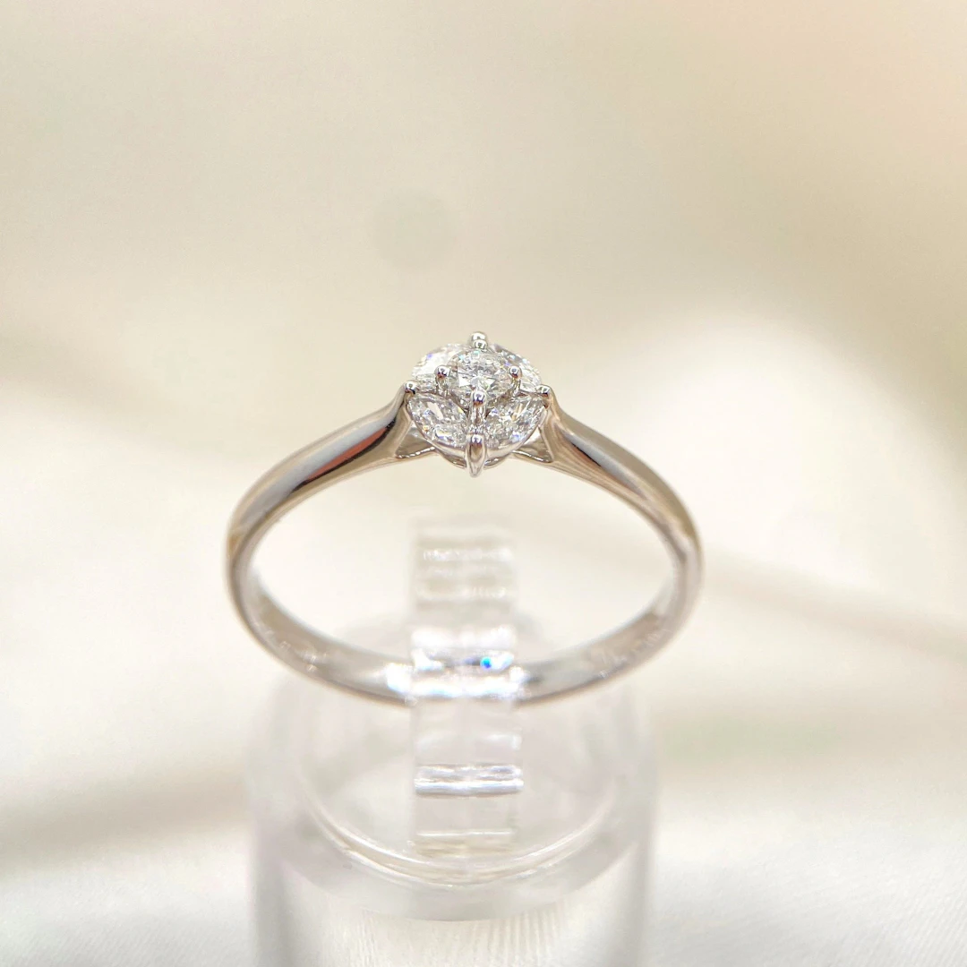 Elegant diamond ring in 585 white gold – Modern design (2000–2020)