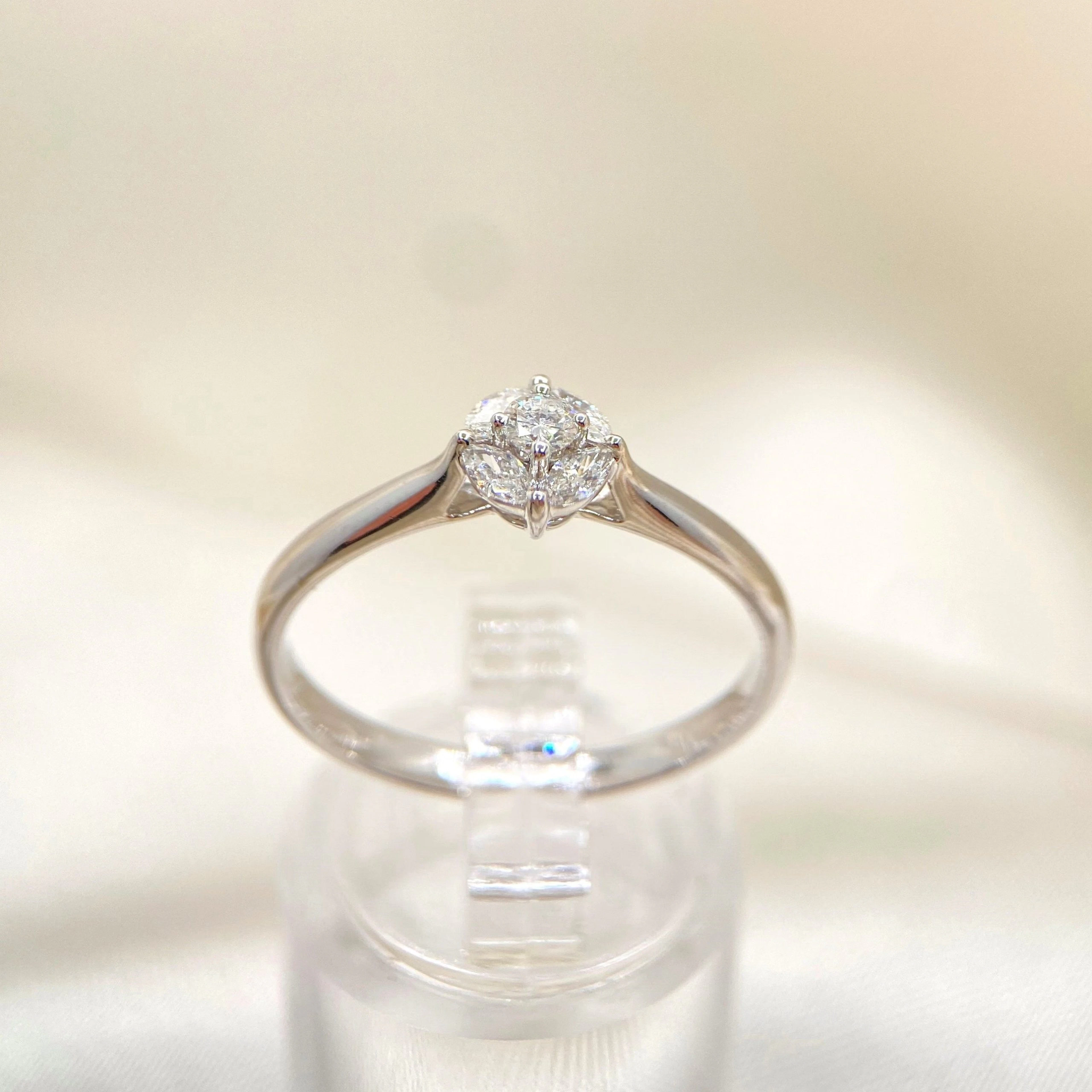 Elegant diamond ring in 585 white gold – Modern design (2000–2020)
