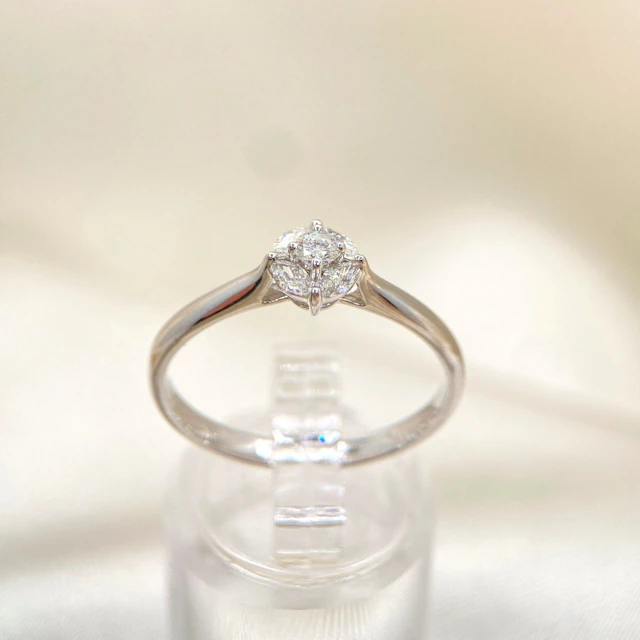 Elegant diamond ring in 585 white gold