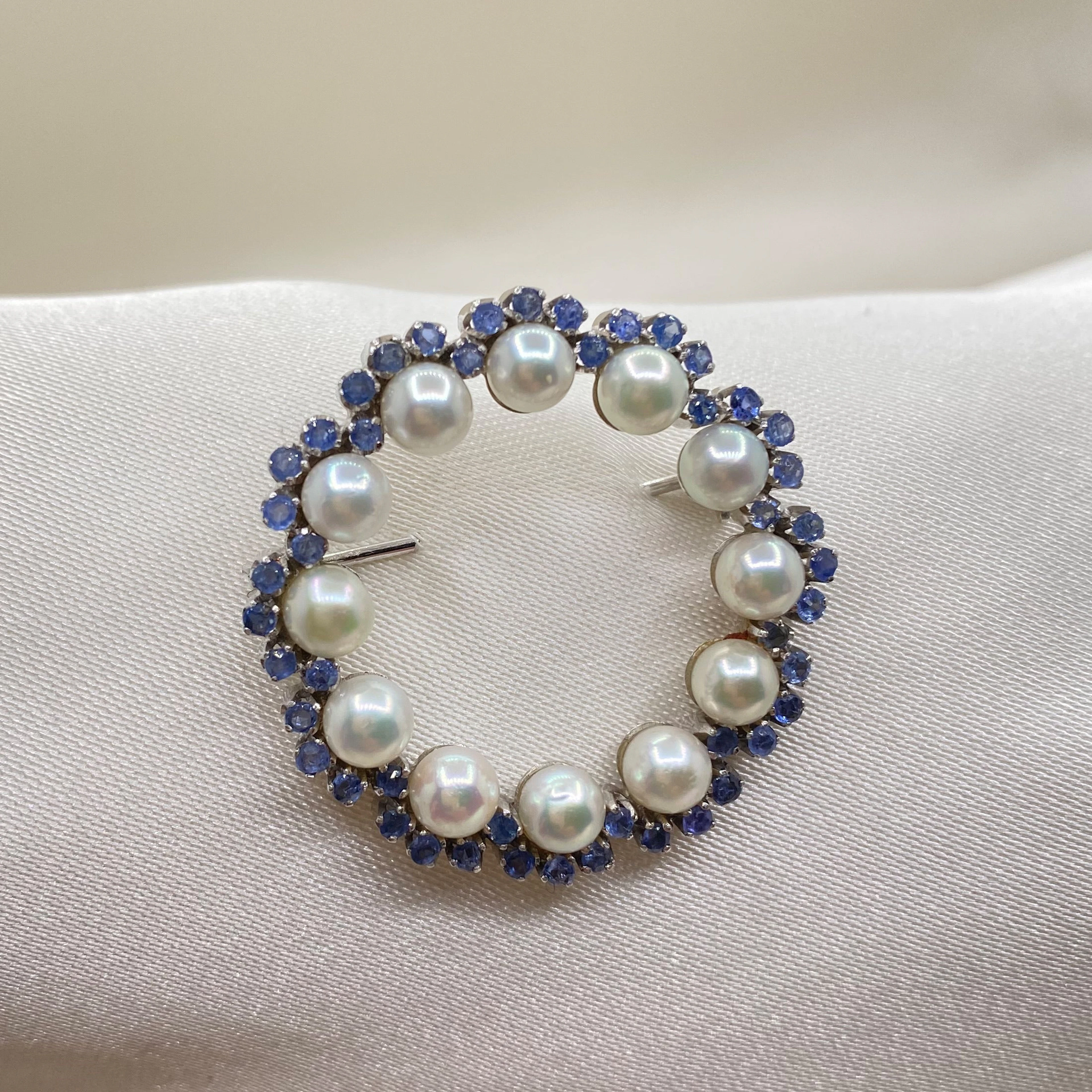 Elegant brooch in 18k white gold with Akoya pearls and blue sapphires