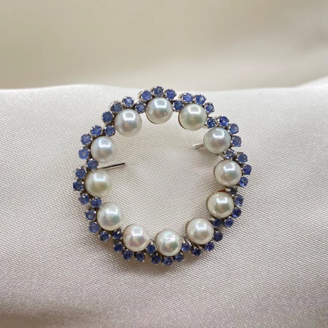 Elegant brooch in 18k white gold with Akoya pearls and blue sapphires