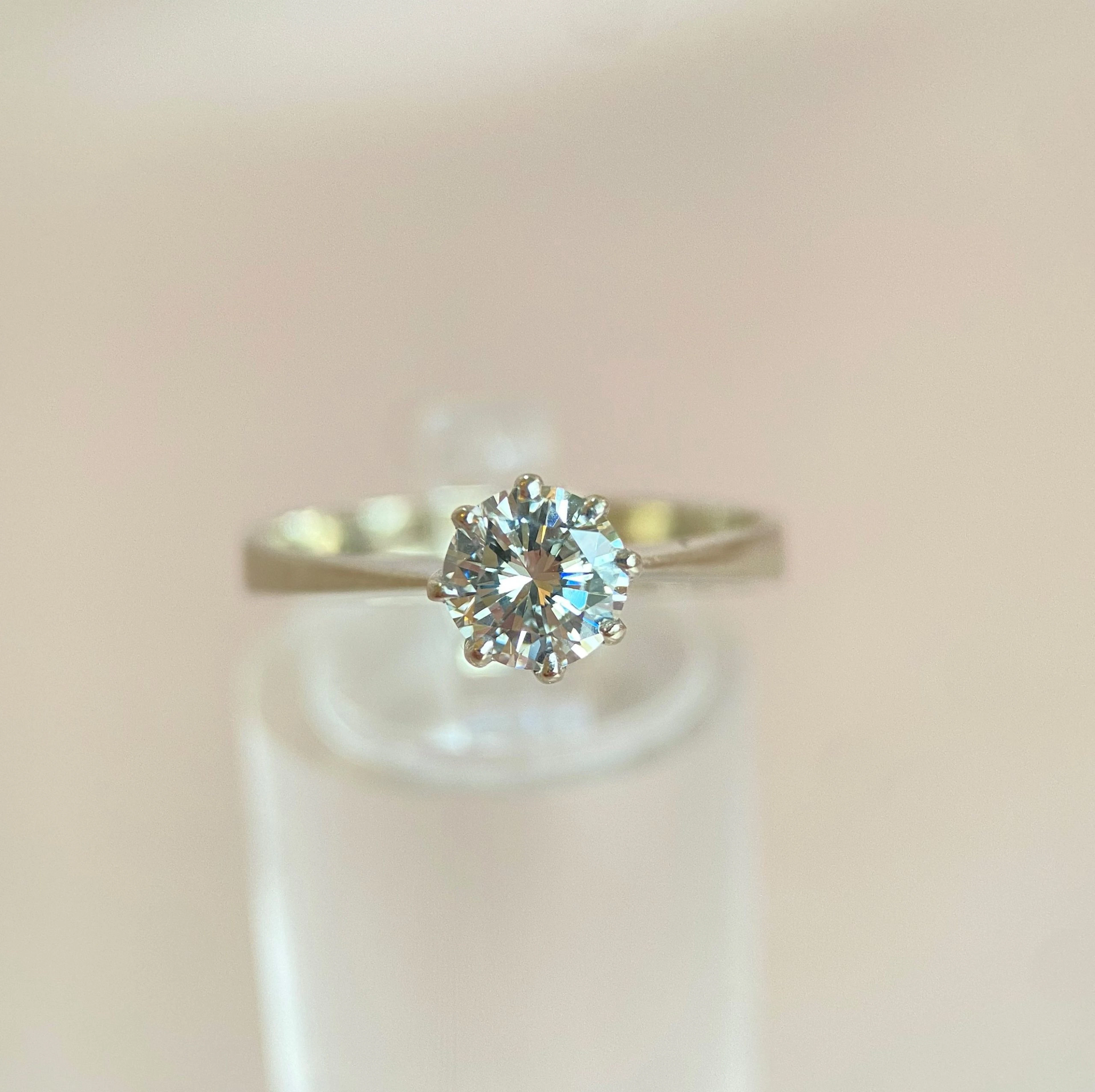 0.7 ct (VVS) diamond ring in white gold: “Glamourous Modernity”
