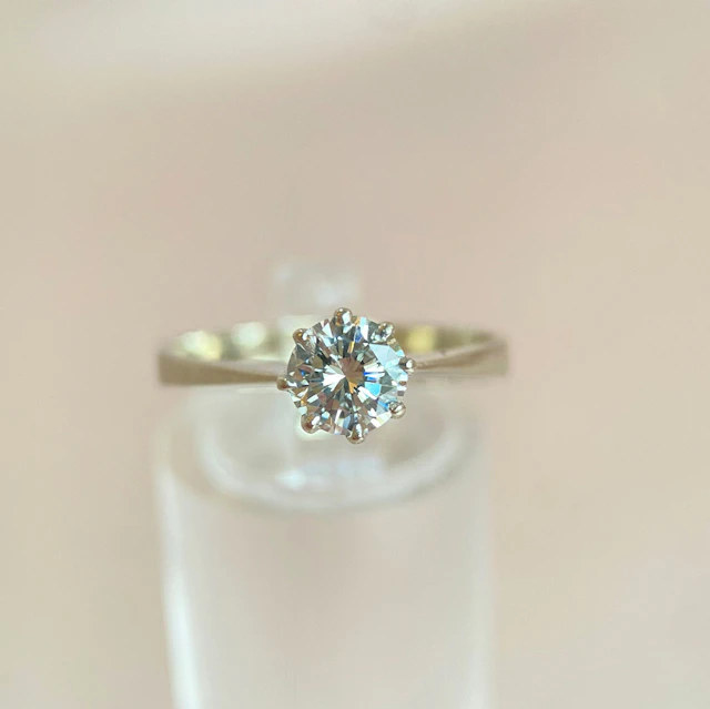 0.7 ct (VVS) diamond ring in white gold: “Glamourous Modernity”