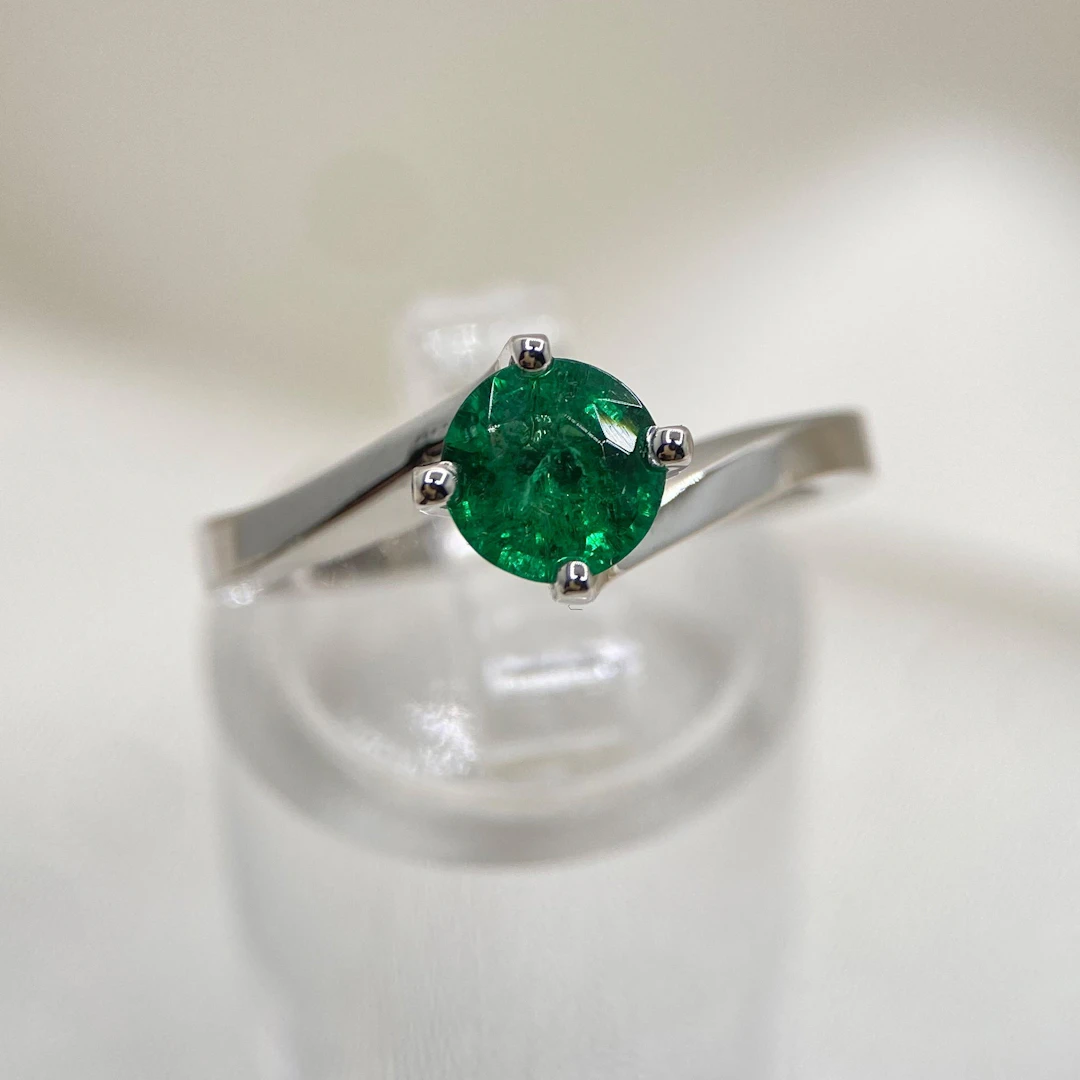 Elegant white gold ring with 0.8 ct emerald: “Joys of the Present”