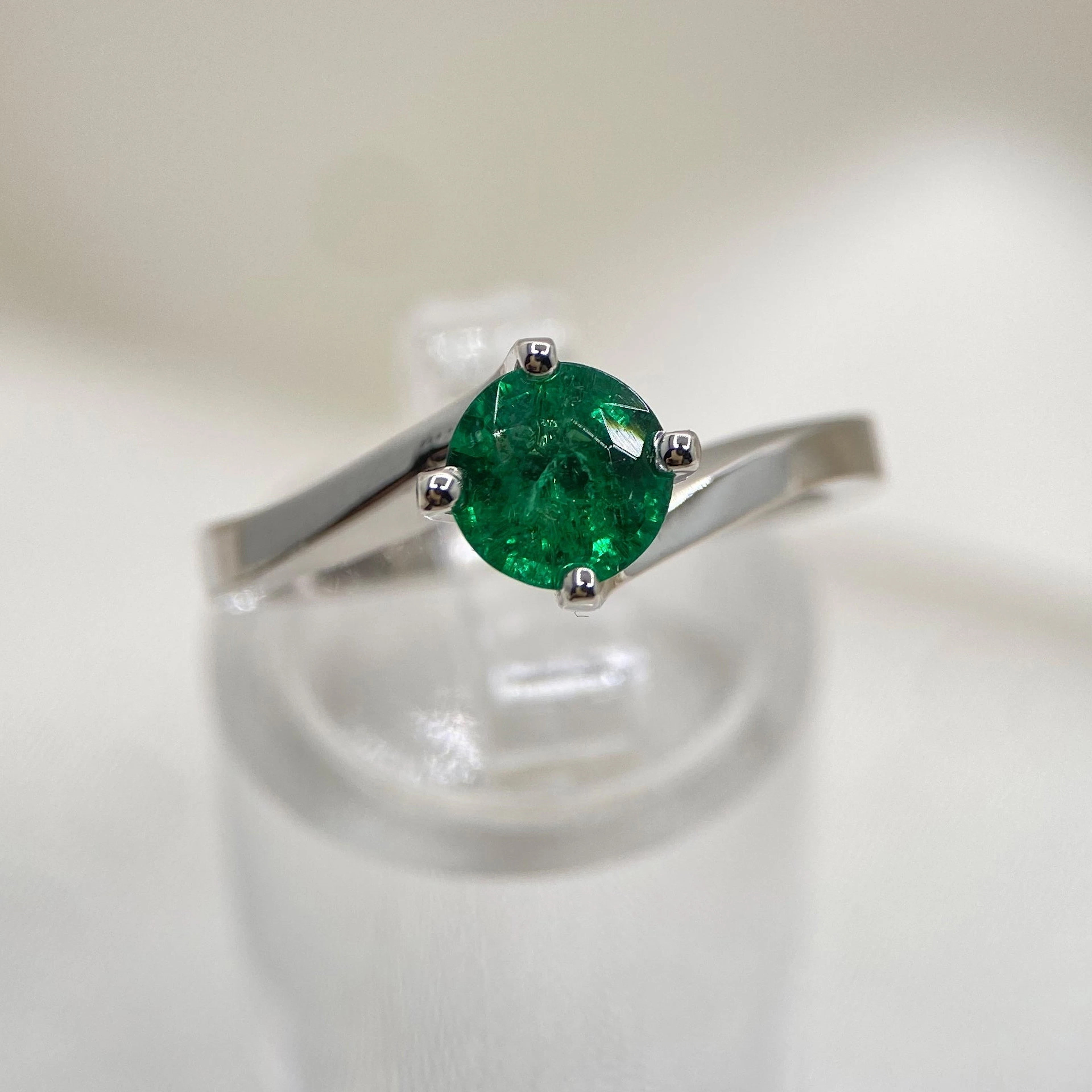 Elegant white gold ring with 0.8 ct emerald: “Joys of the Present”