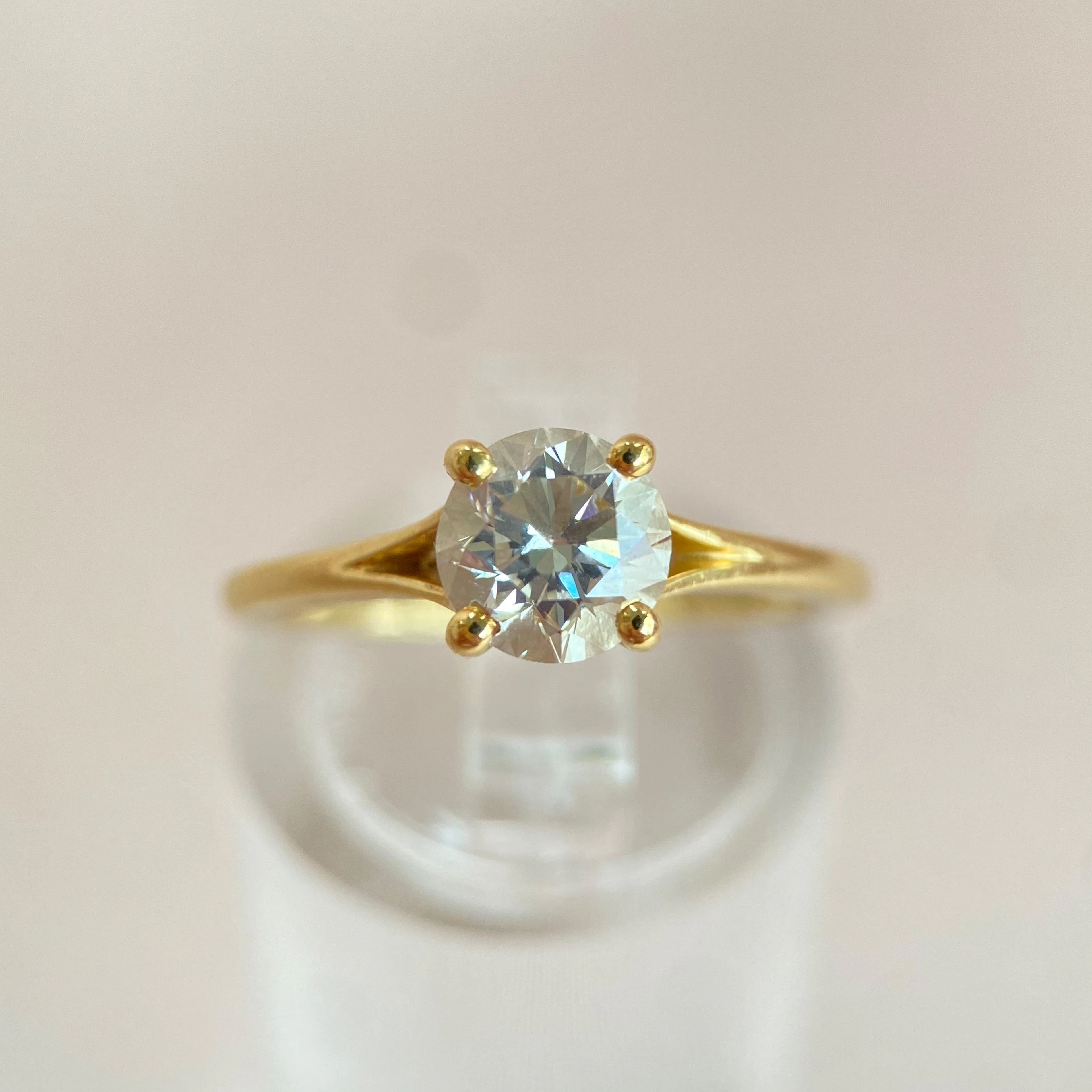 Engagement ring with a 0.9 ct (VS2) solitaire diamond set in 18-carat
