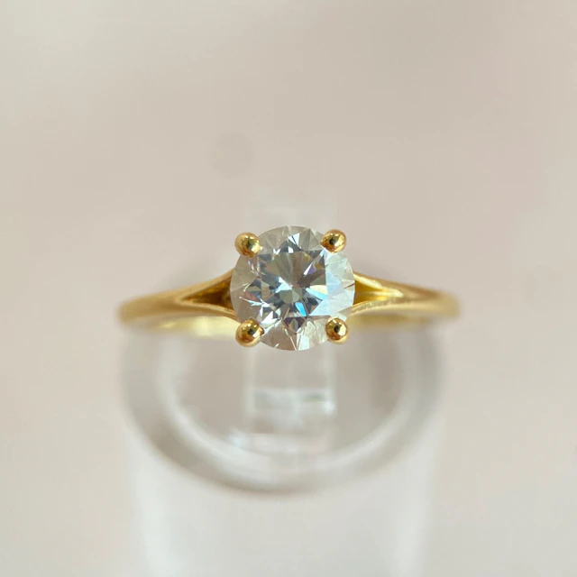 Engagement ring with a 0.9 ct (VS2) solitaire diamond set in 18-carat