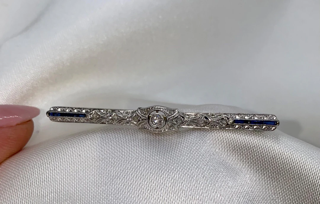 Elegant white gold brooch: “Elegant understatement”