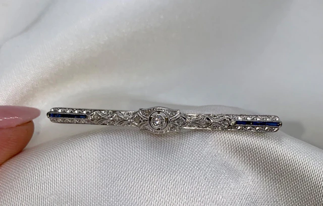Elegant white gold brooch: “Elegant understatement”