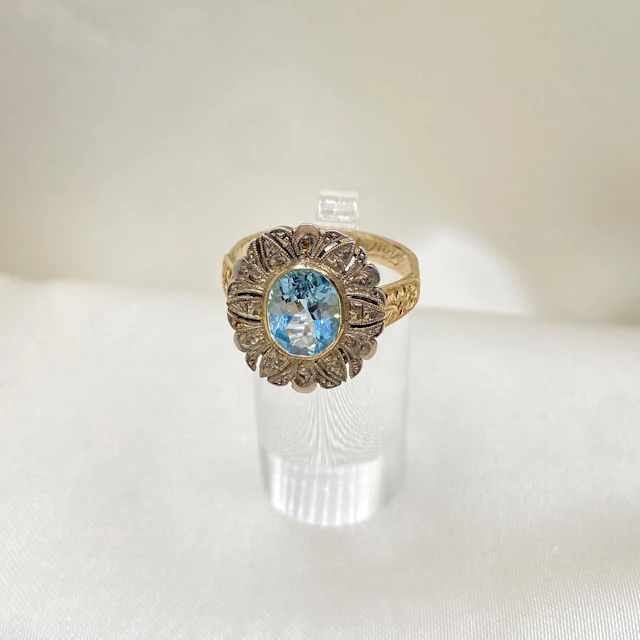 3 carat blue topaz – elegance in yellow gold ring: “Ice Princess”