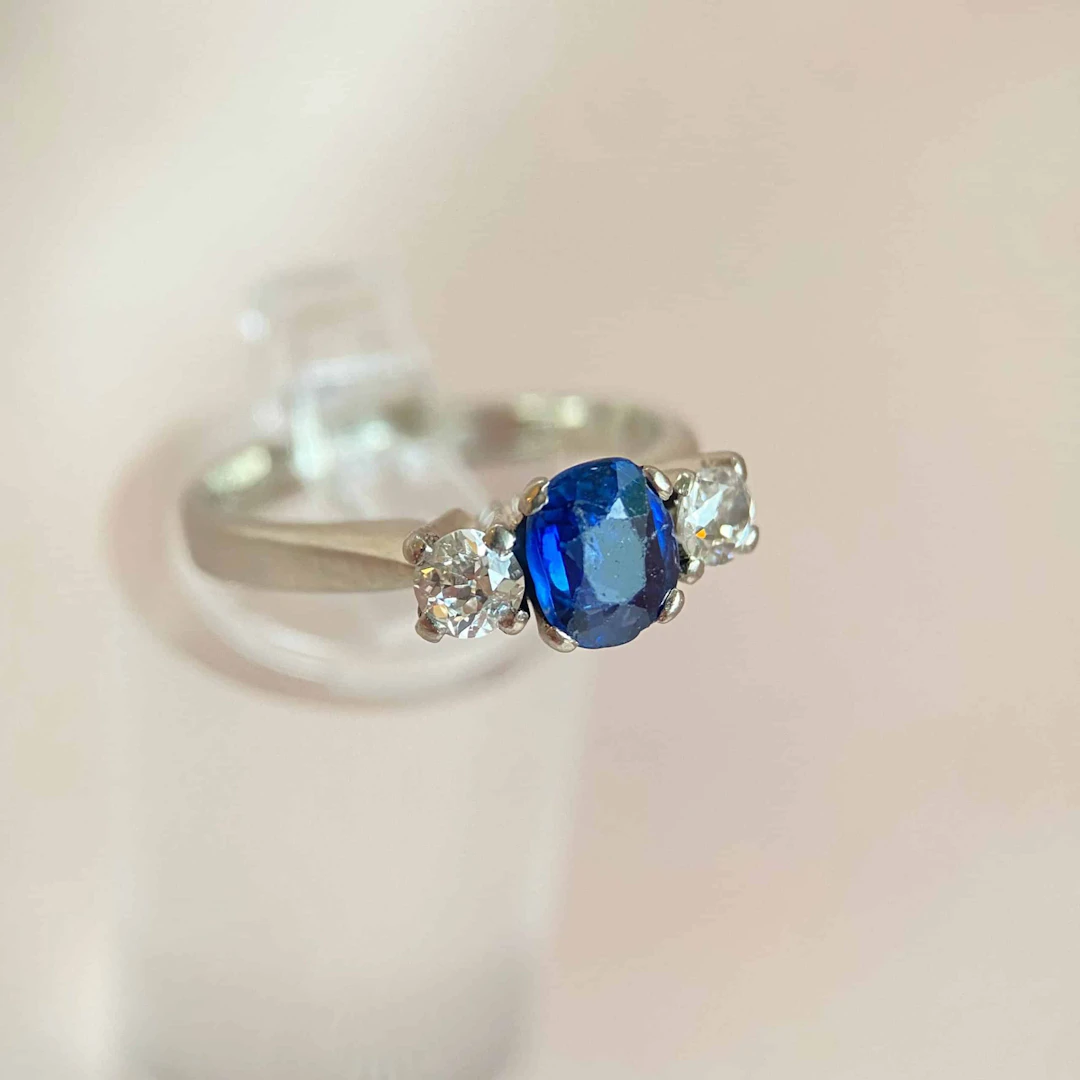 Weissgold Ring with 0,75 ct blue sapphire and old-cut diamonds