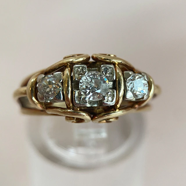 Vintage yellow gold diamond ring: “Sparkling old cuts”