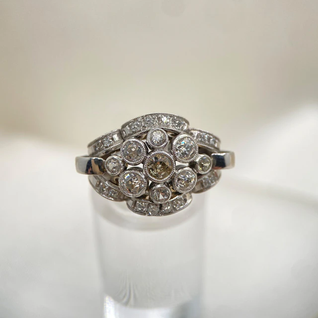 White gold diamond ring: “Rythm of Willpower”
