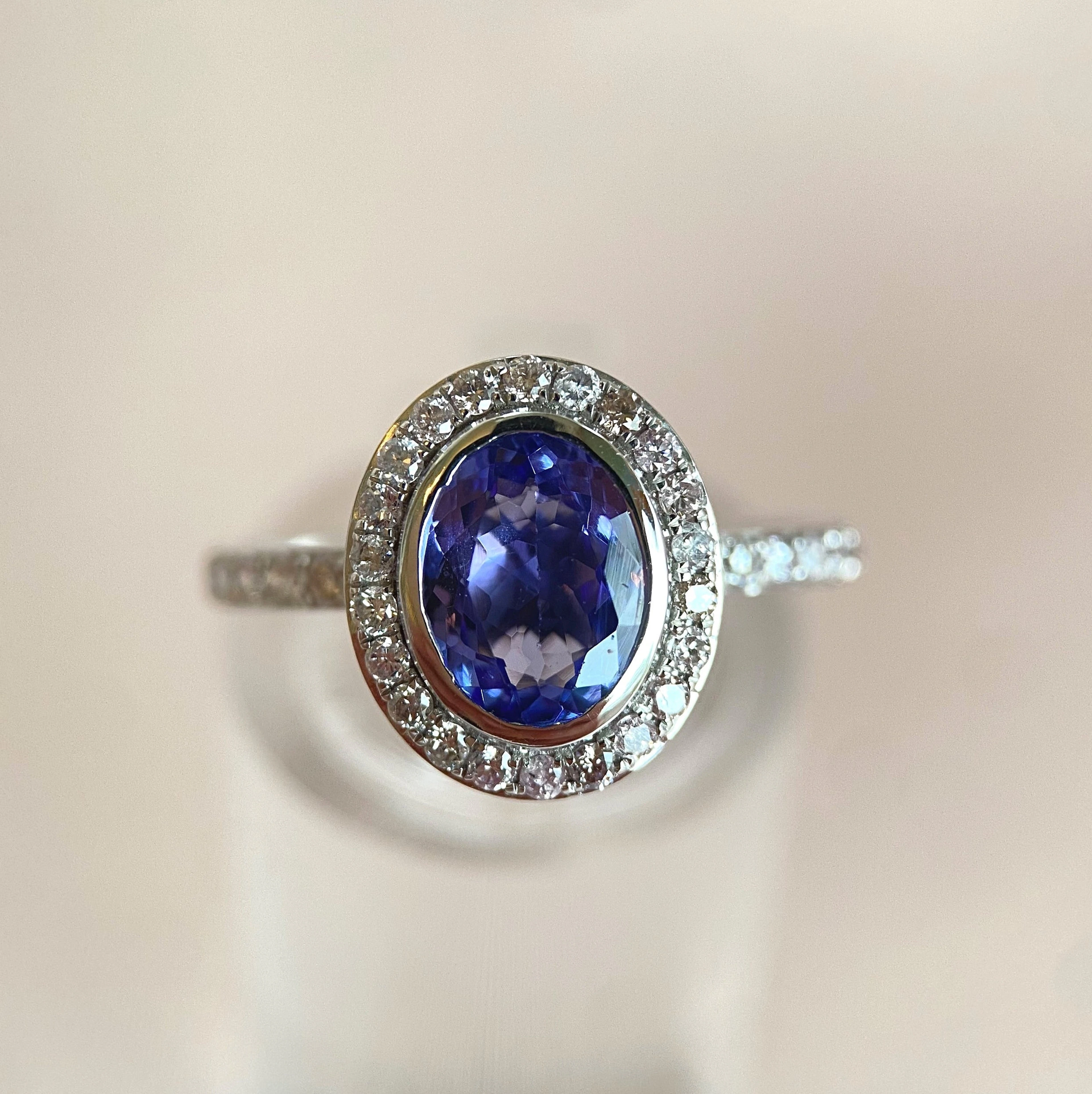 White gold ring with 1.3 ct tanzanite & diamonds: “Delicate purple